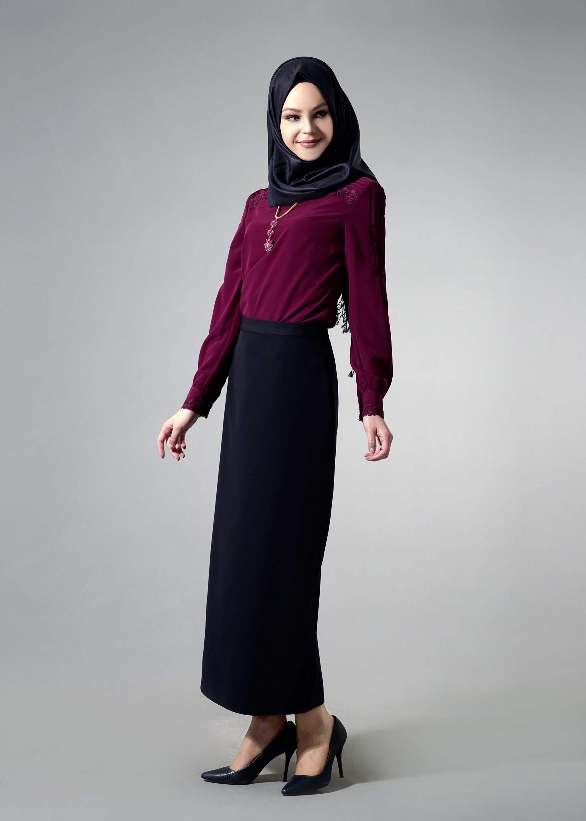 Tesettür giyim MÜRDÜM OMUZLARI VE MANŞETLERİ NAKIŞ İŞLEMELİ BLUZ 4397