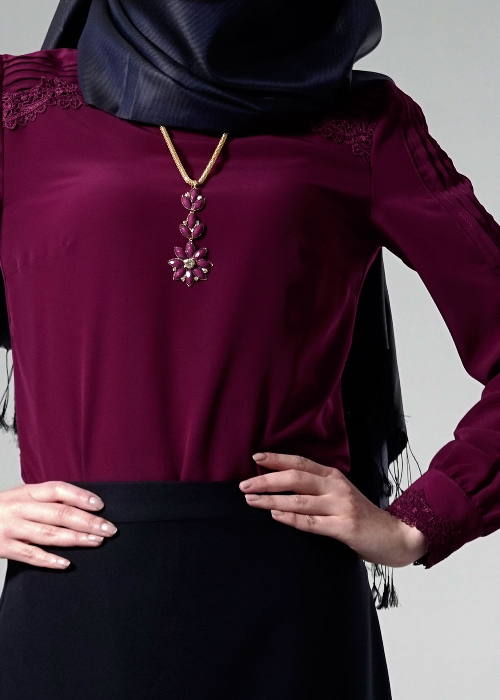 Tesettür giyim MÜRDÜM OMUZLARI VE MANŞETLERİ NAKIŞ İŞLEMELİ BLUZ 4397