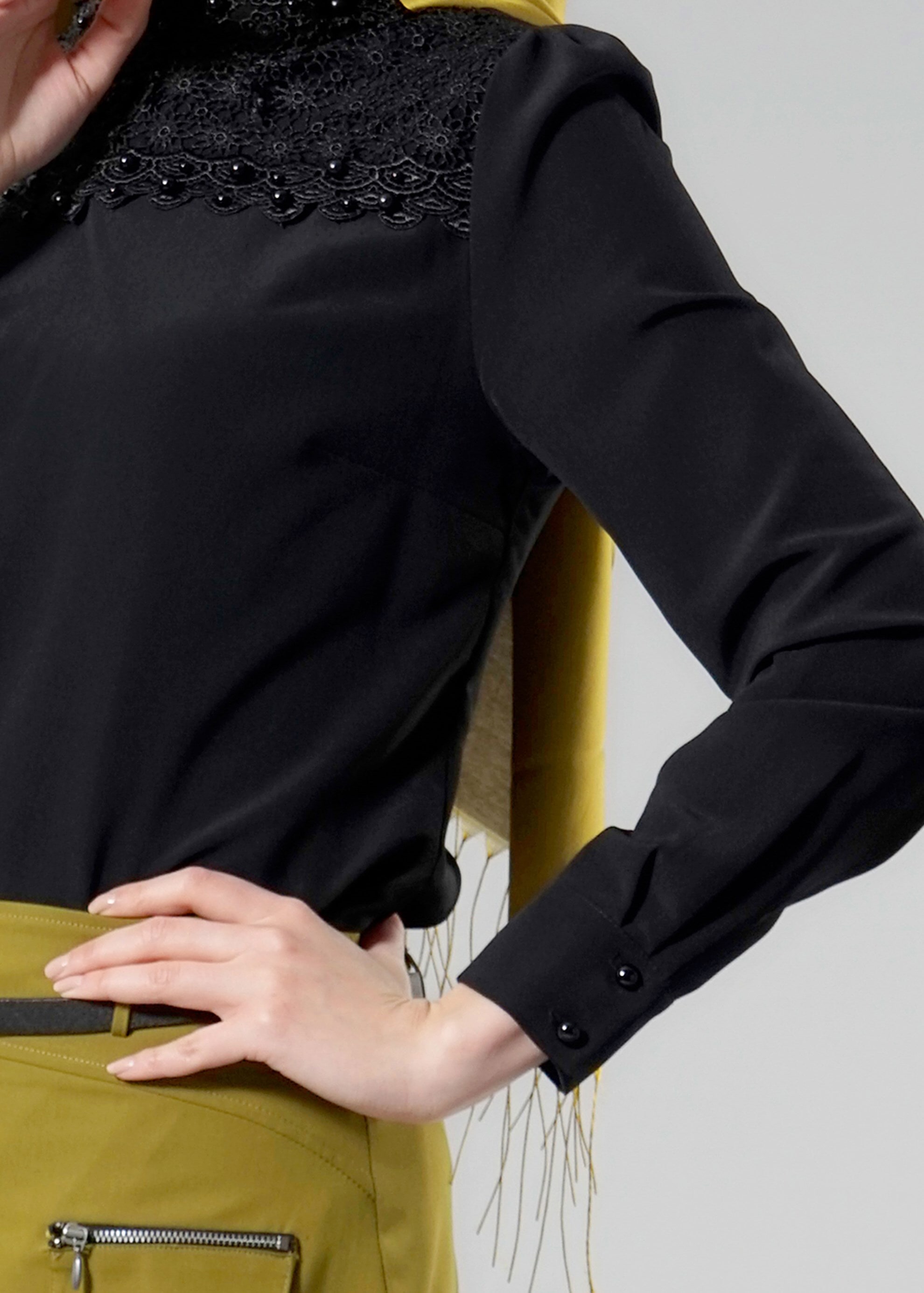 Tesettür giyim SİYAH İŞLEMELİ İNCİ DETAYLI BLUZ 4427