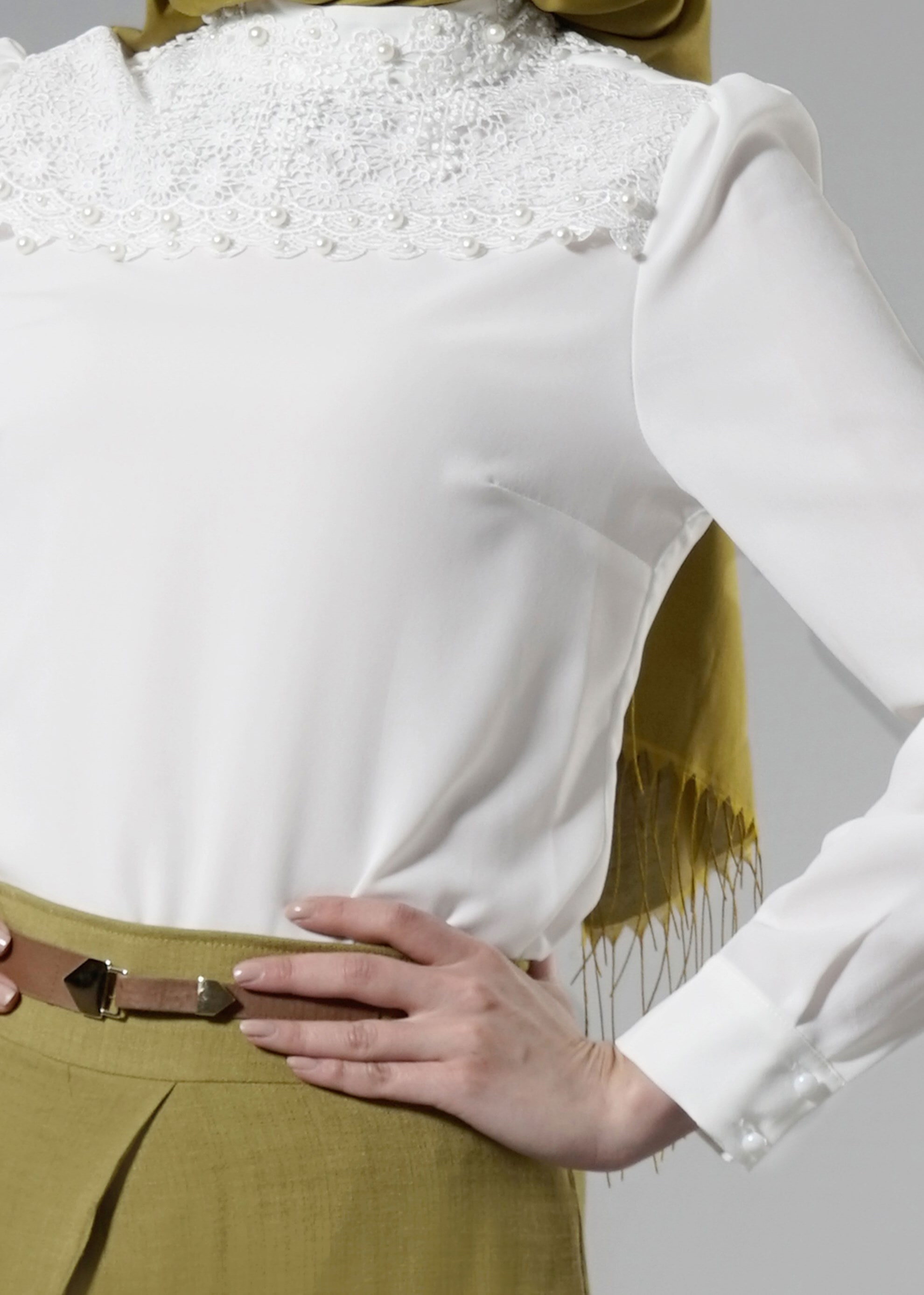 Tesettür giyim BEYAZ İŞLEMELİ İNCİ DETAYLI BLUZ 4427