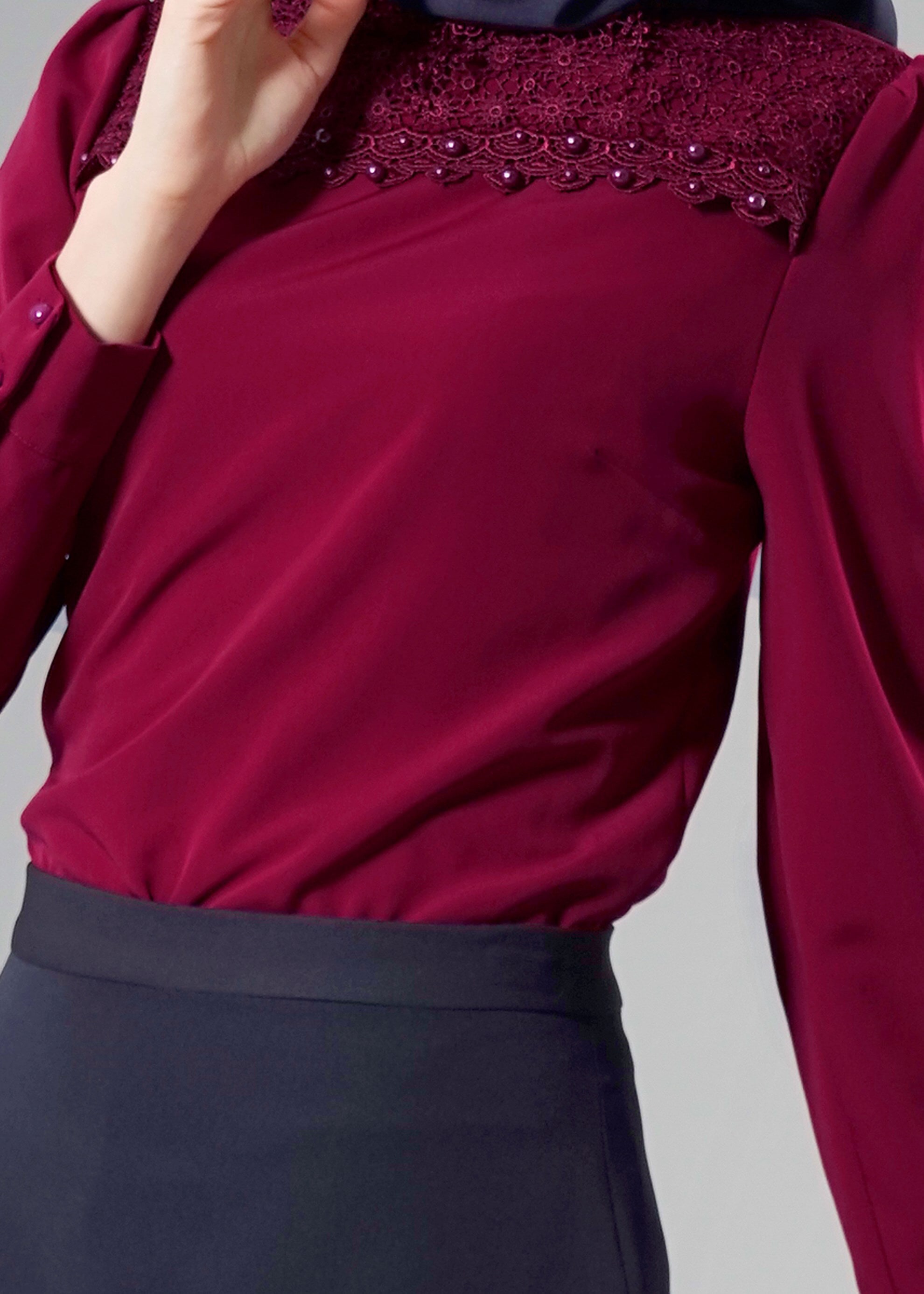 Tesettür giyim BORDO İŞLEMELİ İNCİ DETAYLI BLUZ 4427