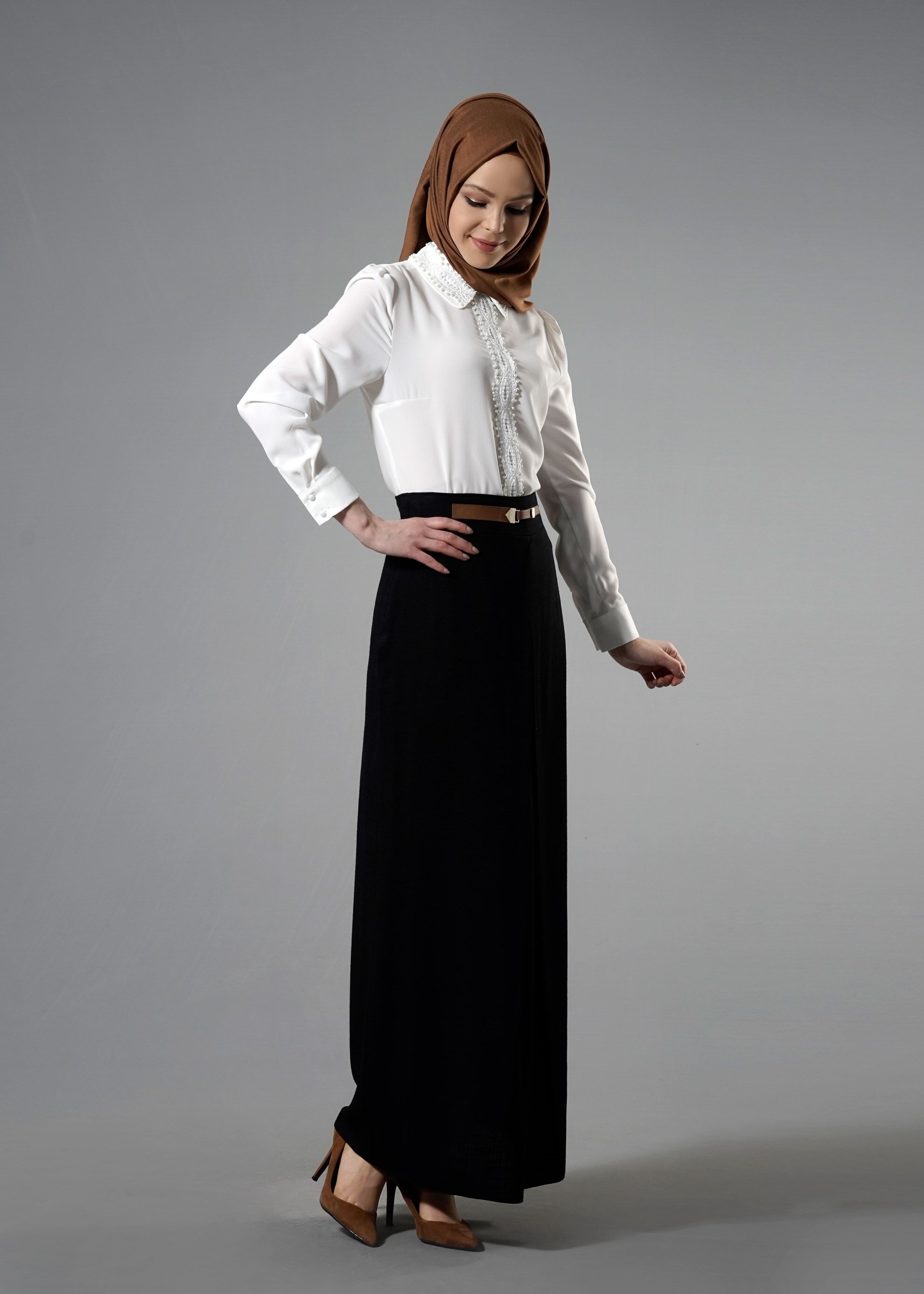 Tesettür giyim BEYAZ İŞLEMELİ TAŞ DETAYLI BLUZ 4428