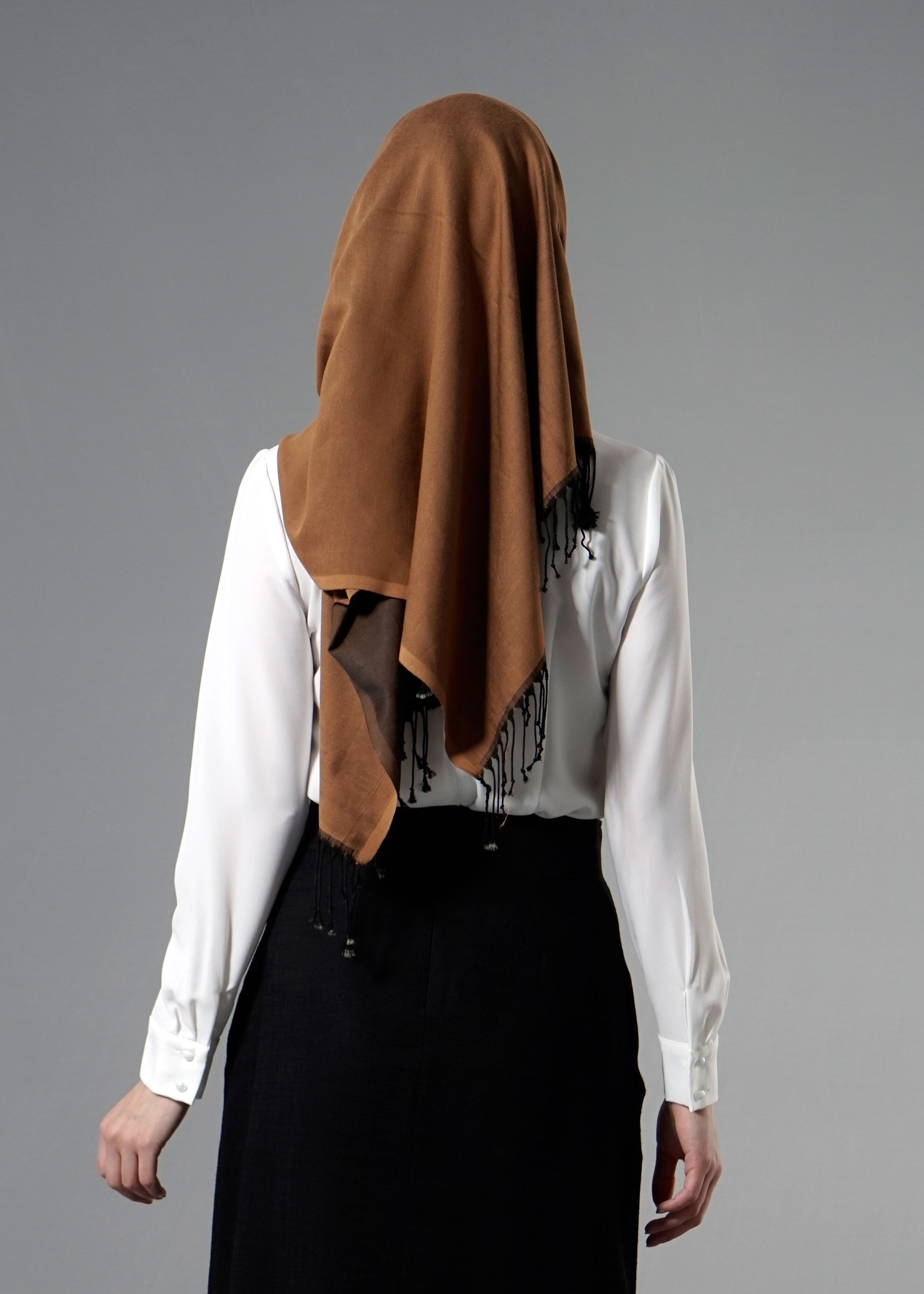 Tesettür giyim BEYAZ İŞLEMELİ TAŞ DETAYLI BLUZ 4428