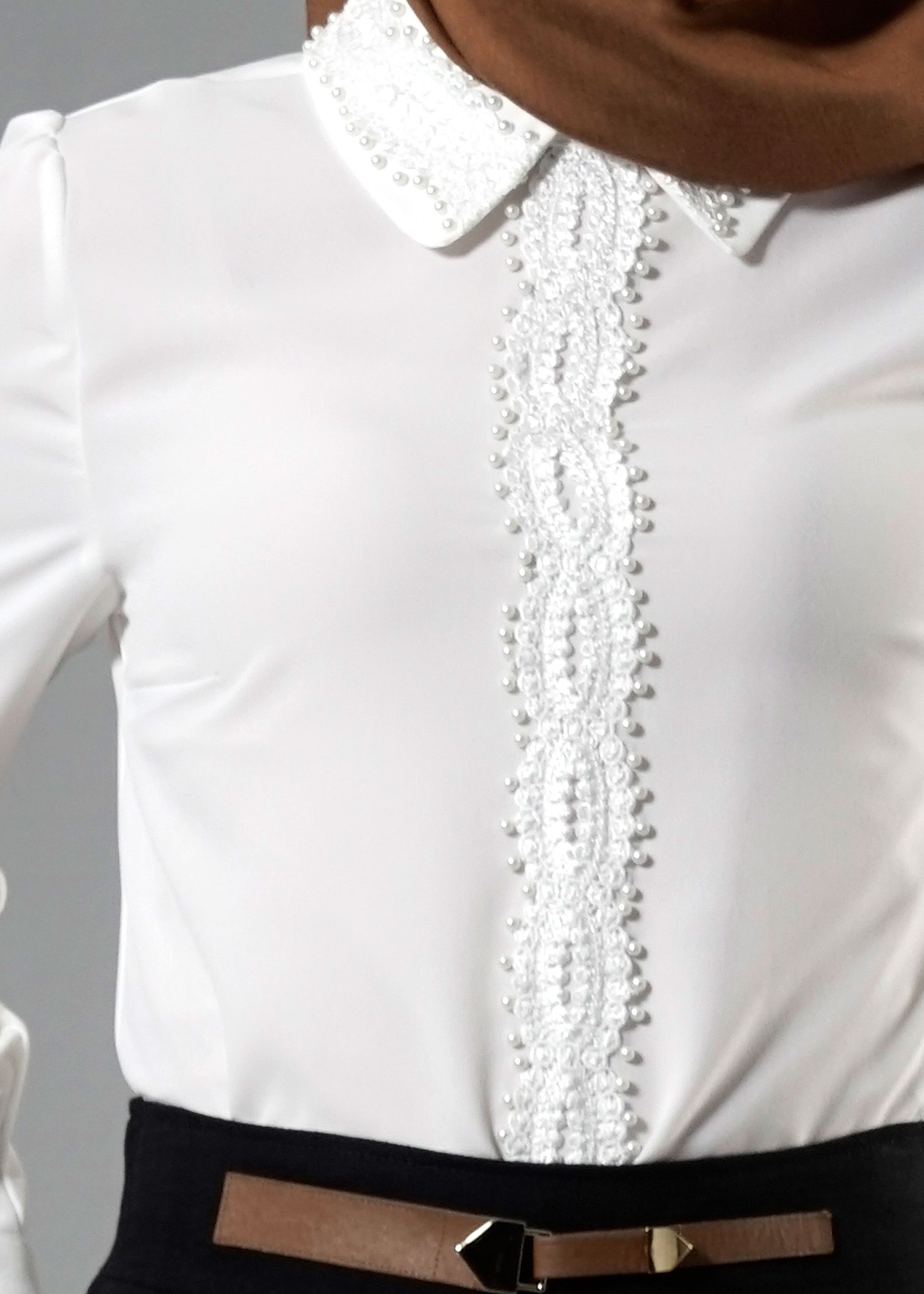 Tesettür giyim BEYAZ İŞLEMELİ TAŞ DETAYLI BLUZ 4428