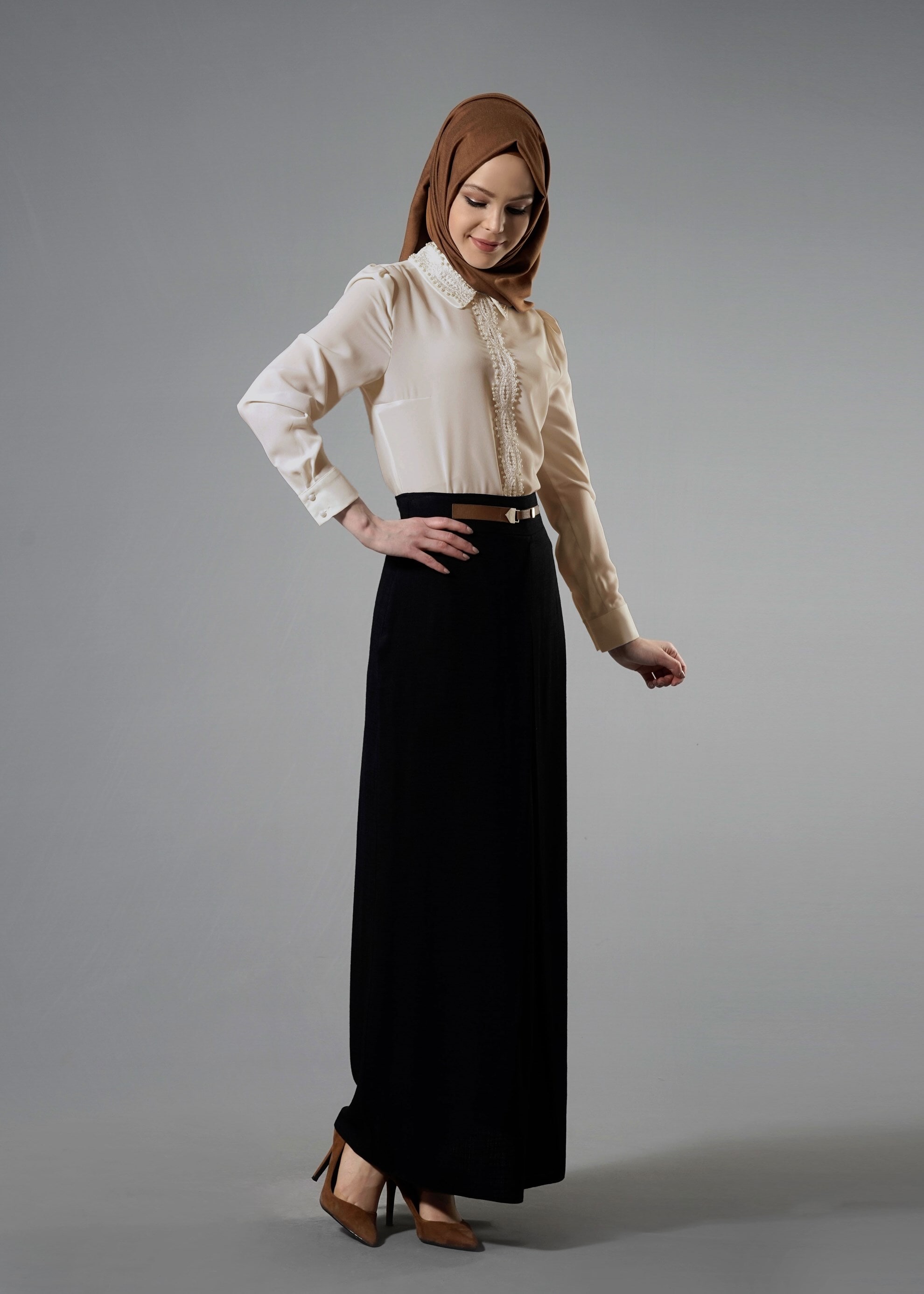 Tesettür giyim BEJ İŞLEMELİ TAŞ DETAYLI BLUZ 4428