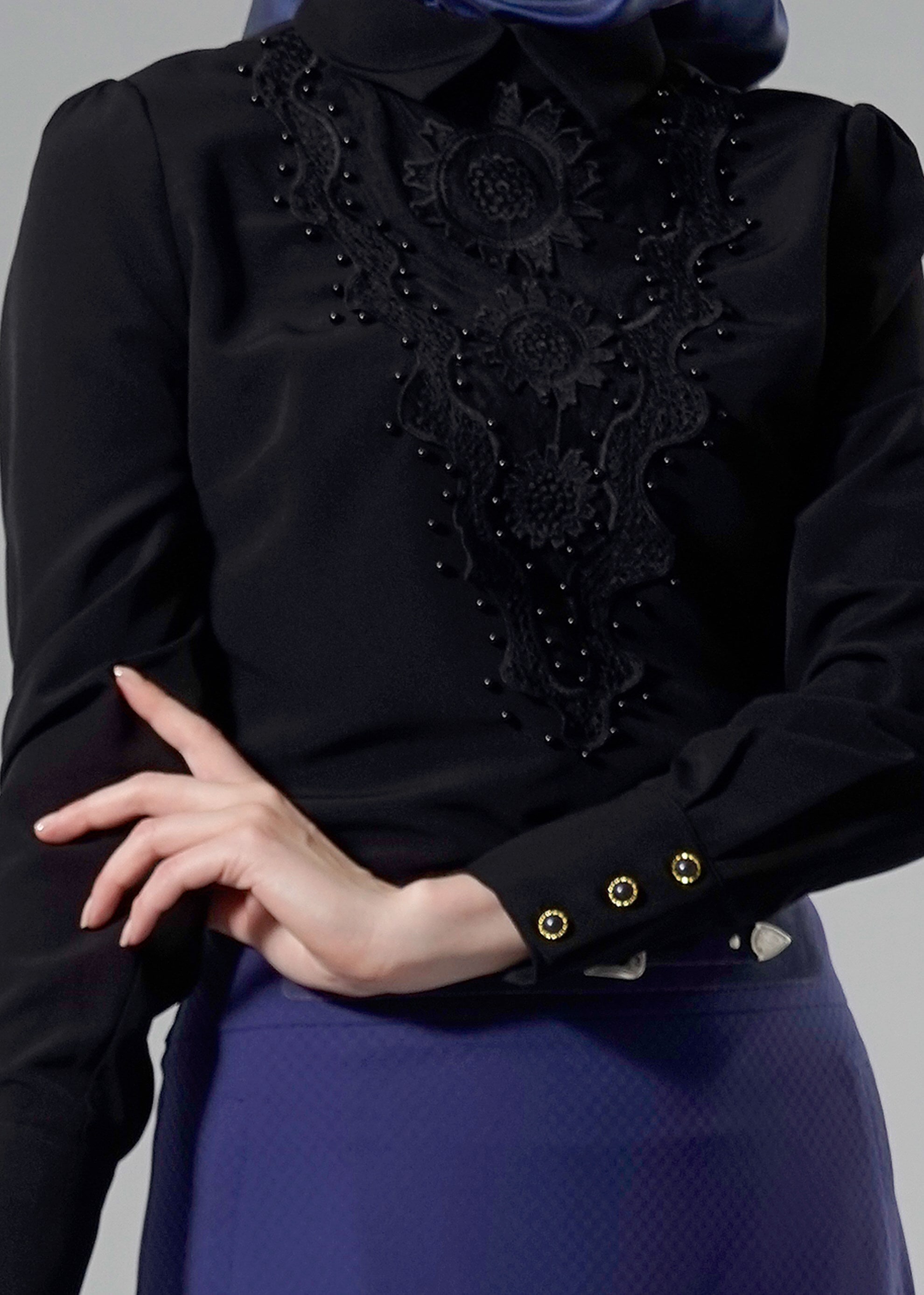 Tesettür giyim SİYAH NAKIŞ İŞLEMELİ İNCİ DETAYLI BLUZ 4431