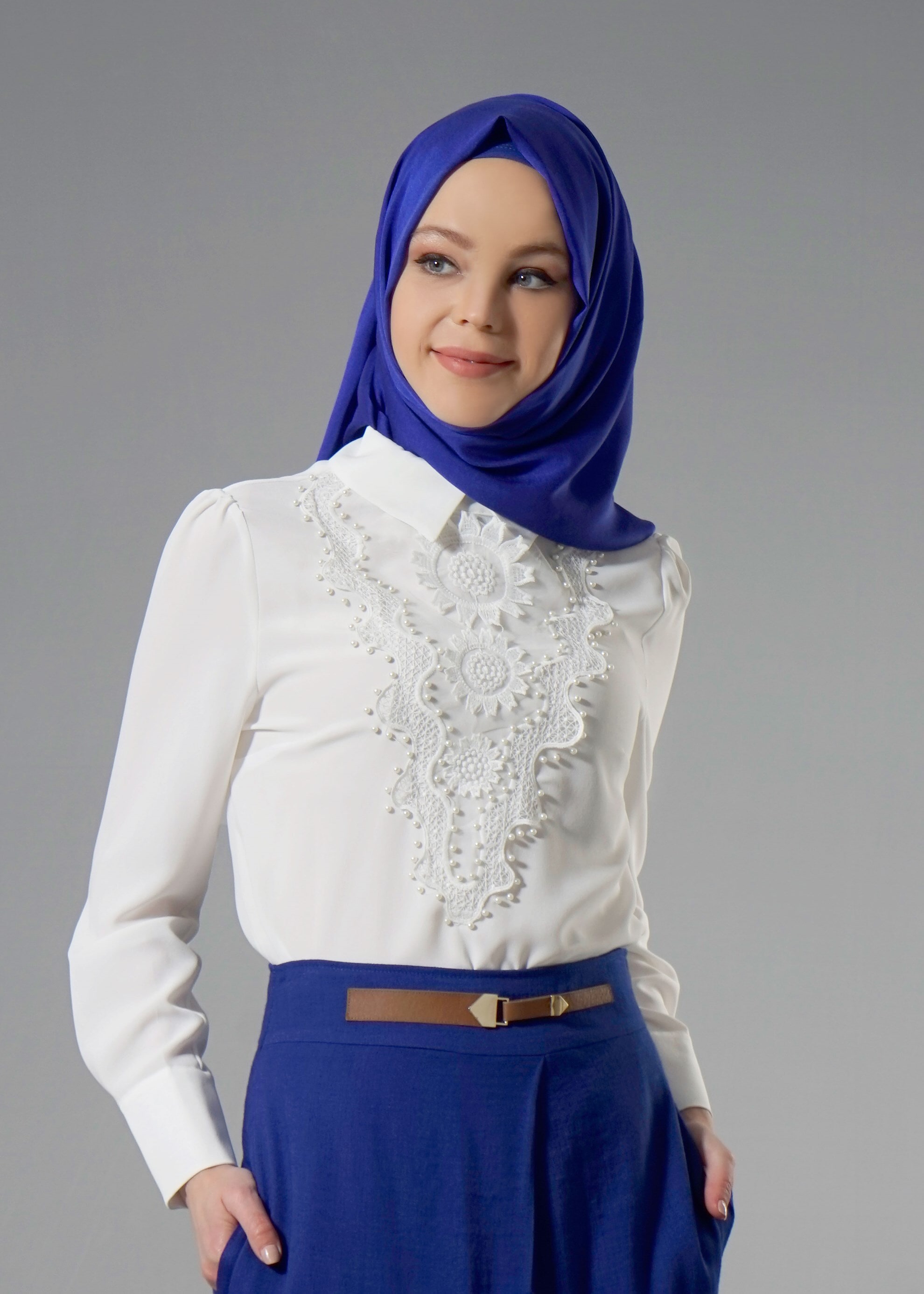 Tesettür giyim BEYAZ NAKIŞ İŞLEMELİ İNCİ DETAYLI BLUZ 4431