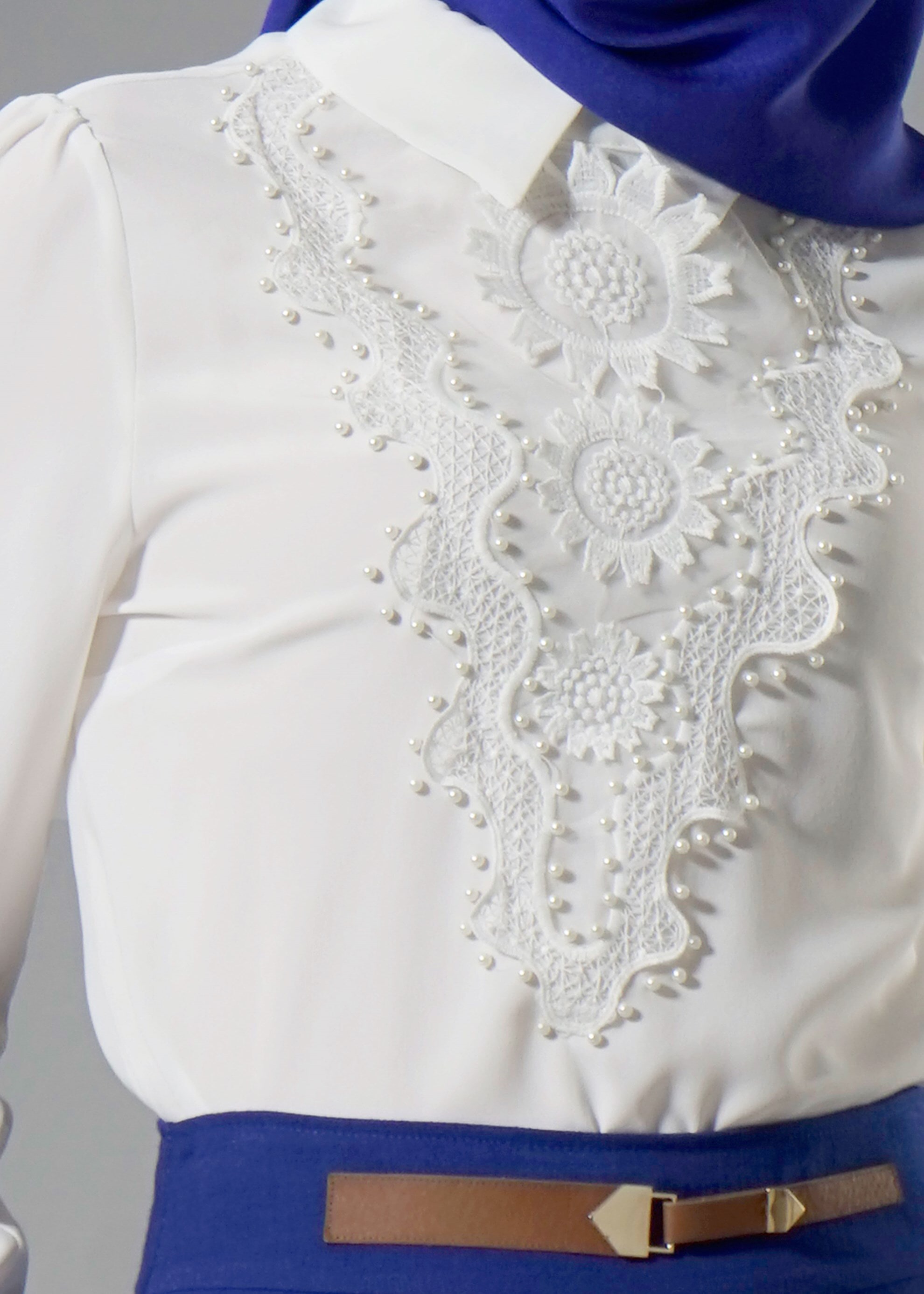 Tesettür giyim BEYAZ NAKIŞ İŞLEMELİ İNCİ DETAYLI BLUZ 4431