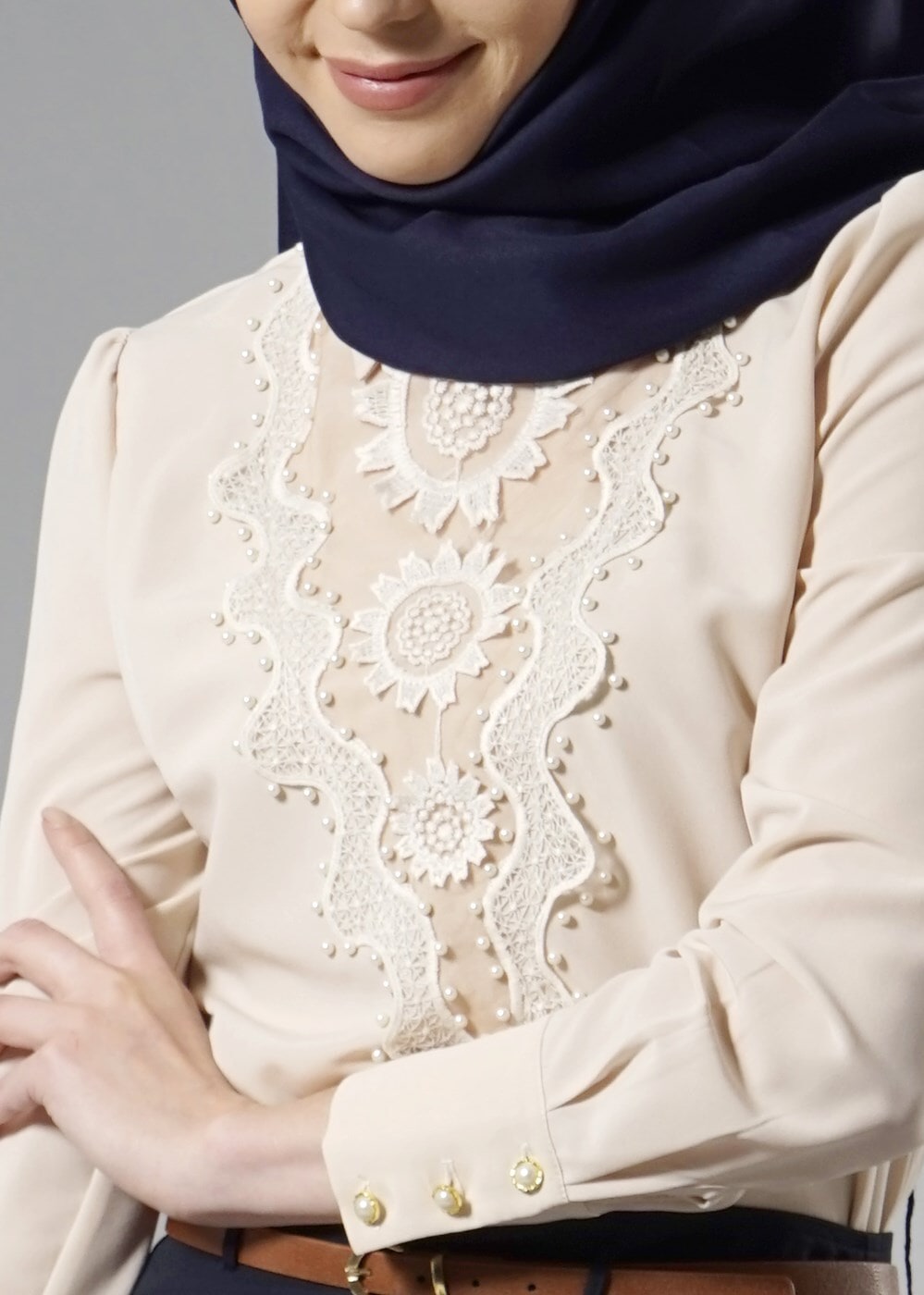 Tesettür giyim BEJ NAKIŞ İŞLEMELİ İNCİ DETAYLI BLUZ 4431