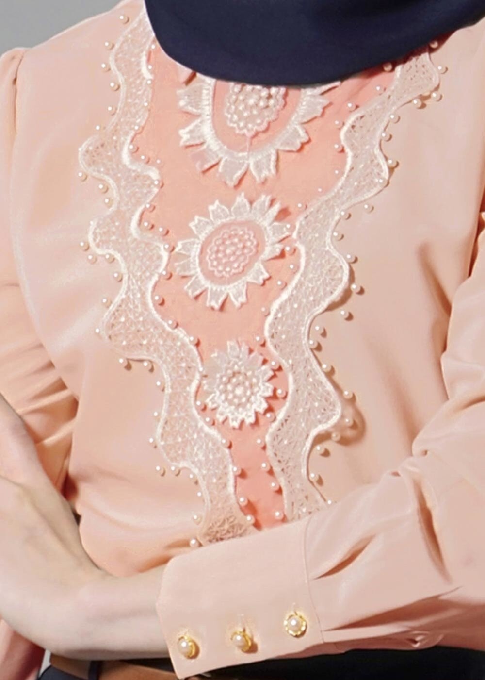 Tesettür giyim PUDRA NAKIŞ İŞLEMELİ İNCİ DETAYLI BLUZ 4431