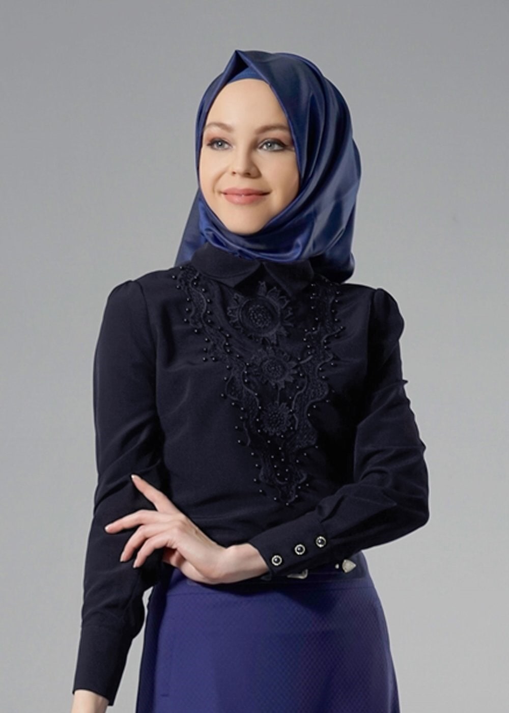 Tesettür giyim LACİVERT NAKIŞ İŞLEMELİ İNCİ DETAYLI BLUZ 4431