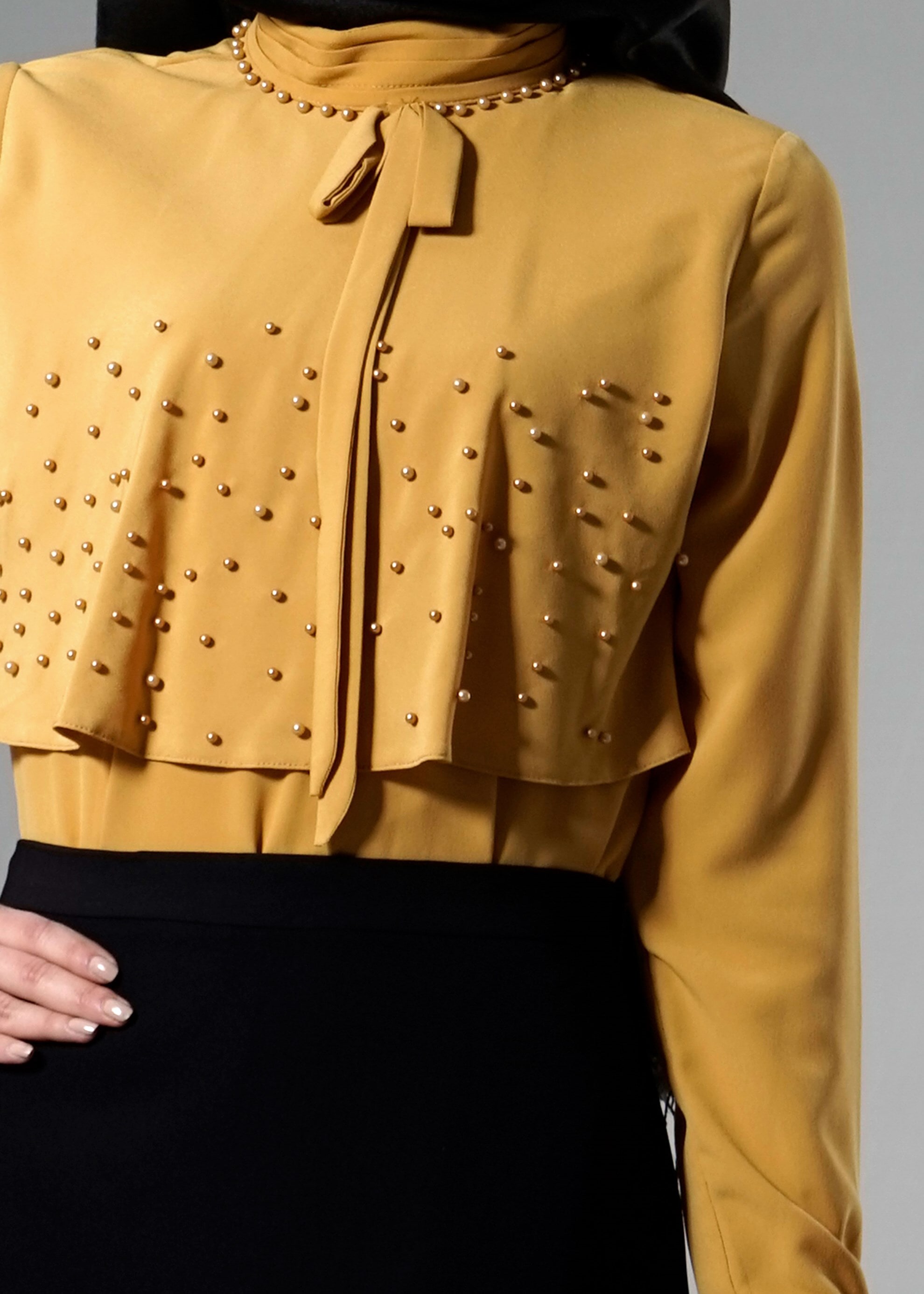 Tesettür giyim SARI YAKASI VE ÖNÜ İNCİ DETAYLI BLUZ 4432