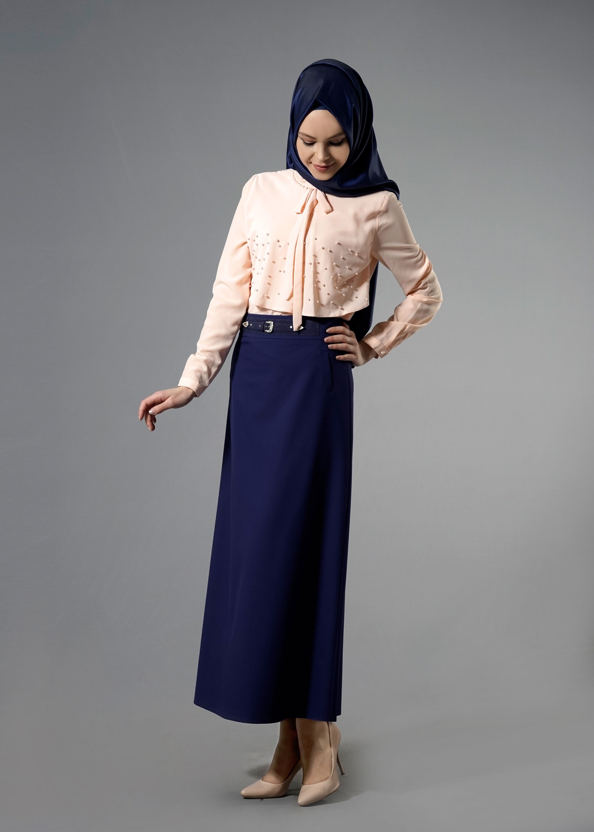 Tesettür giyim PUDRA YAKASI VE ÖNÜ İNCİ DETAYLI BLUZ 4432