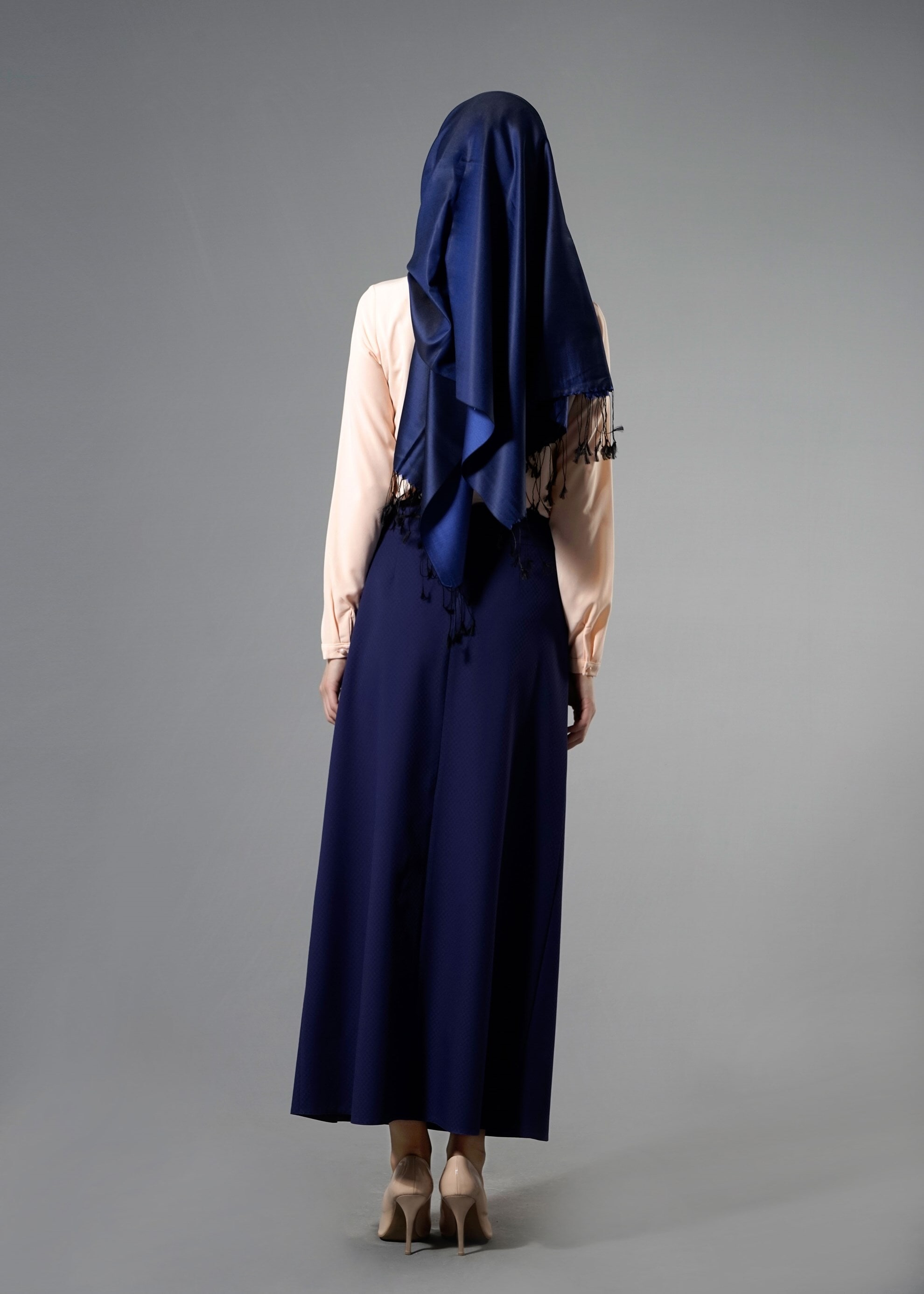 Tesettür giyim PUDRA YAKASI VE ÖNÜ İNCİ DETAYLI BLUZ 4432