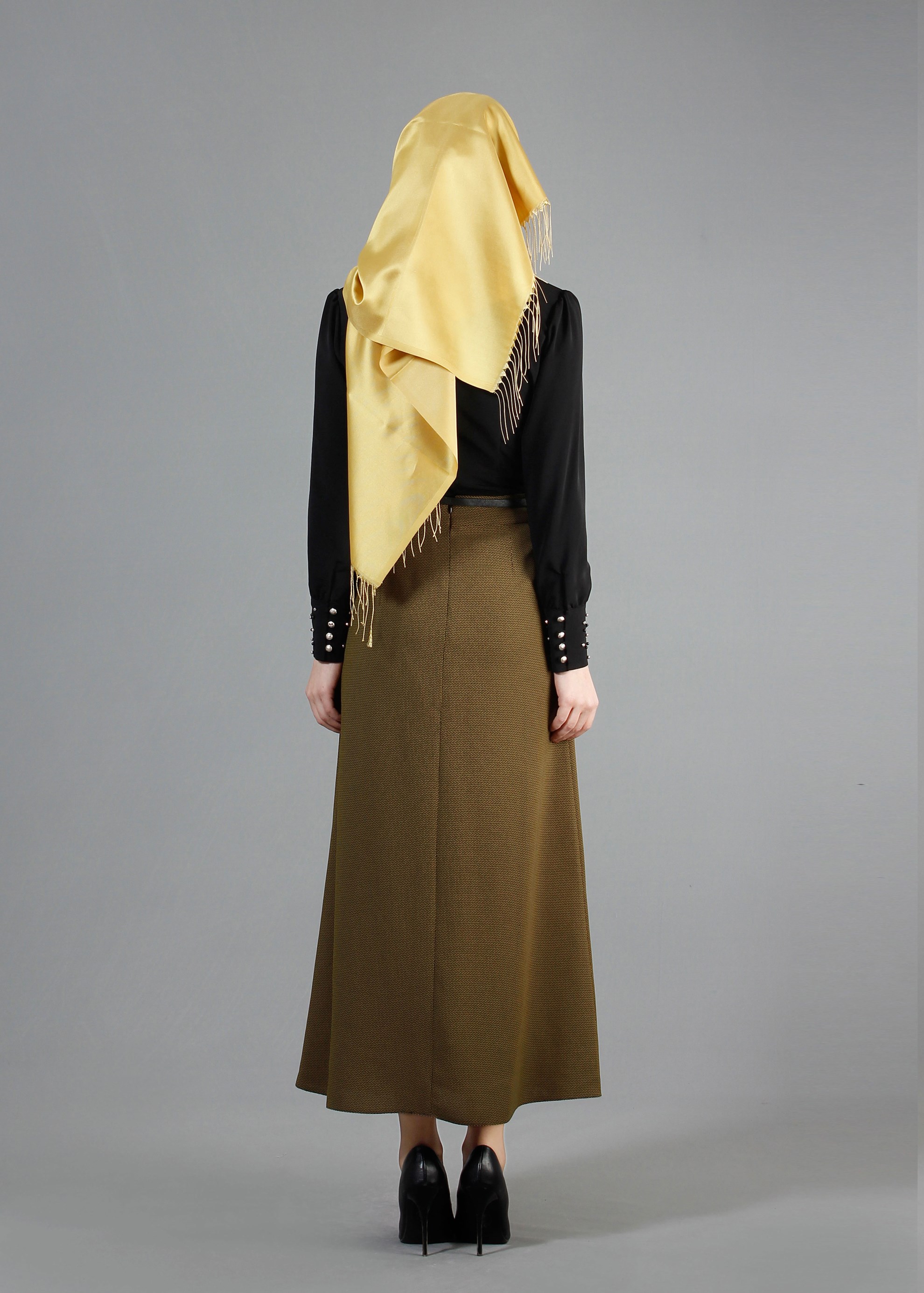 Tesettür giyim SİYAH YAKASI VE MANŞETLERİ İNCİ İŞLEMELİ BLUZ 4433