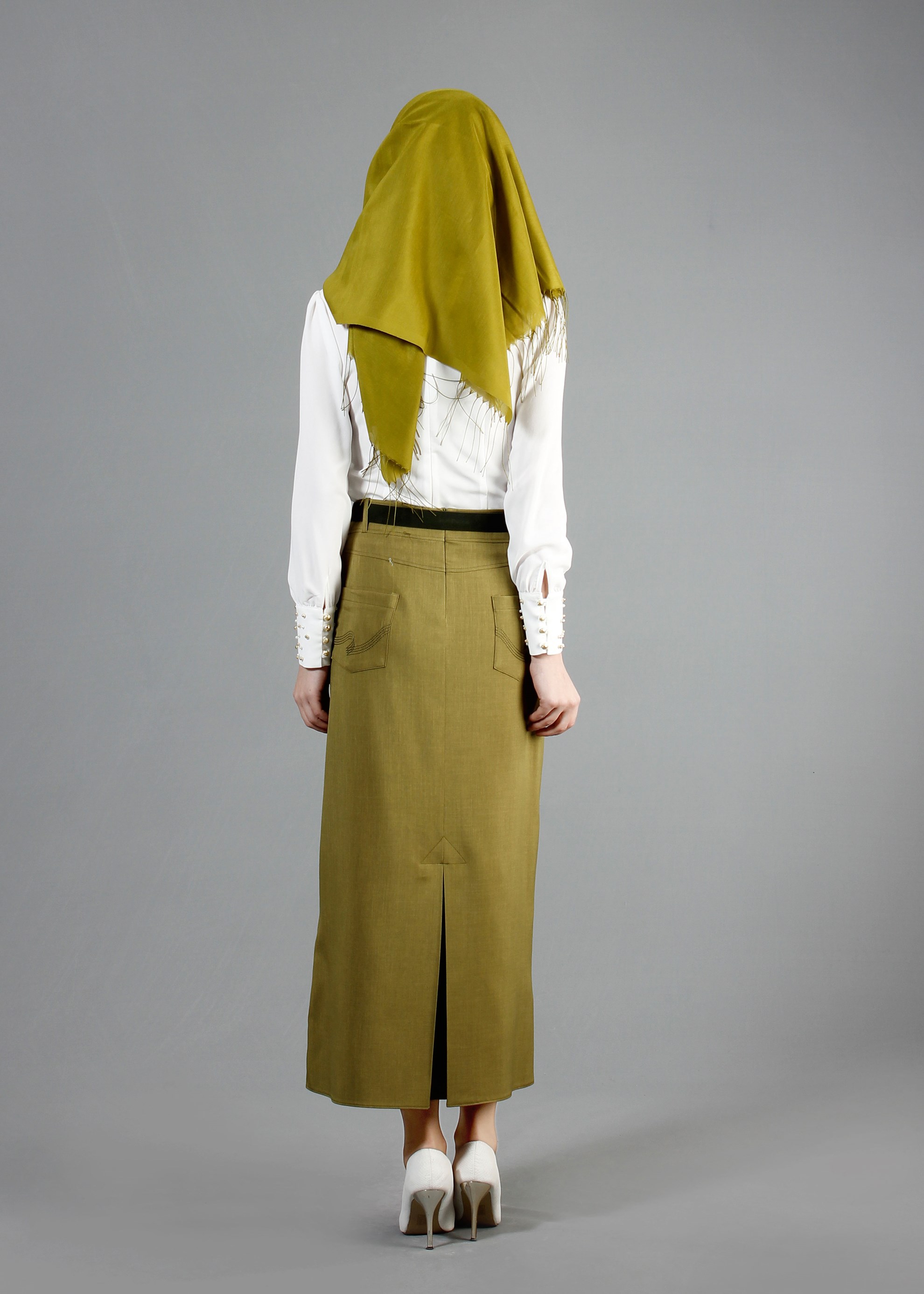 Tesettür giyim BEYAZ YAKASI VE MANŞETLERİ İNCİ İŞLEMELİ BLUZ 4433