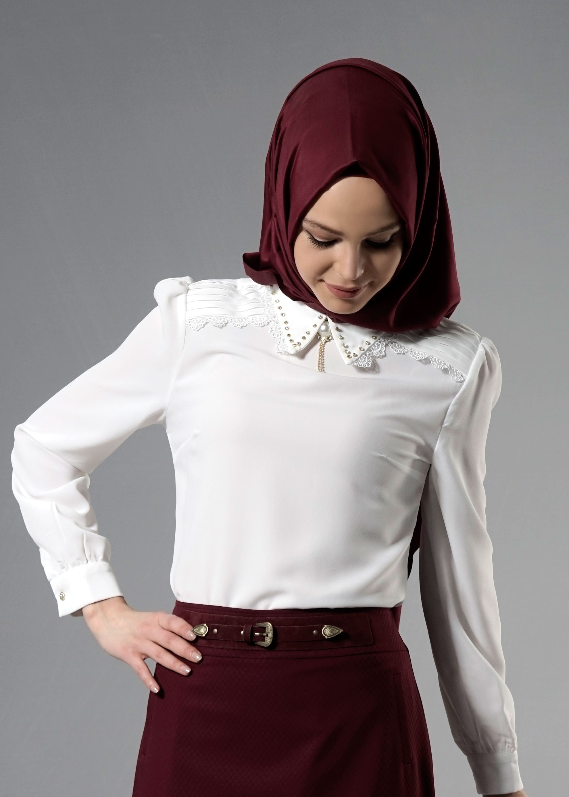 Tesettür giyim BEYAZ YAKA VE OMUZ DETAYLI BLUZ 4437