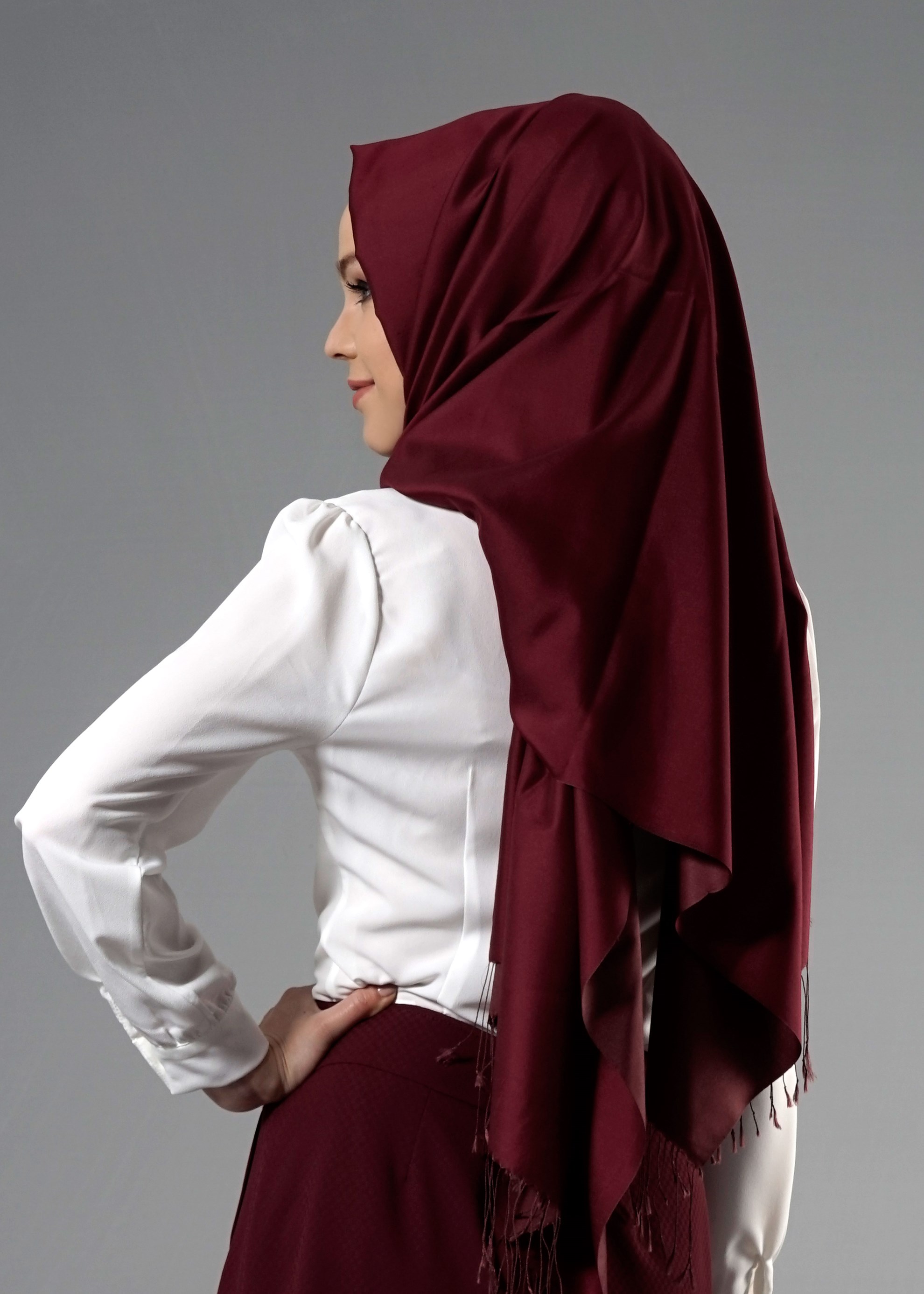 Tesettür giyim BEYAZ YAKA VE OMUZ DETAYLI BLUZ 4437