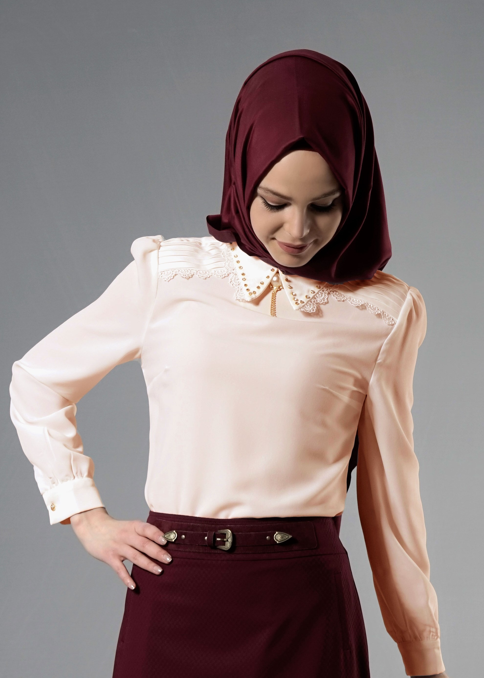 Tesettür giyim PUDRA YAKA VE OMUZ DETAYLI BLUZ 4437