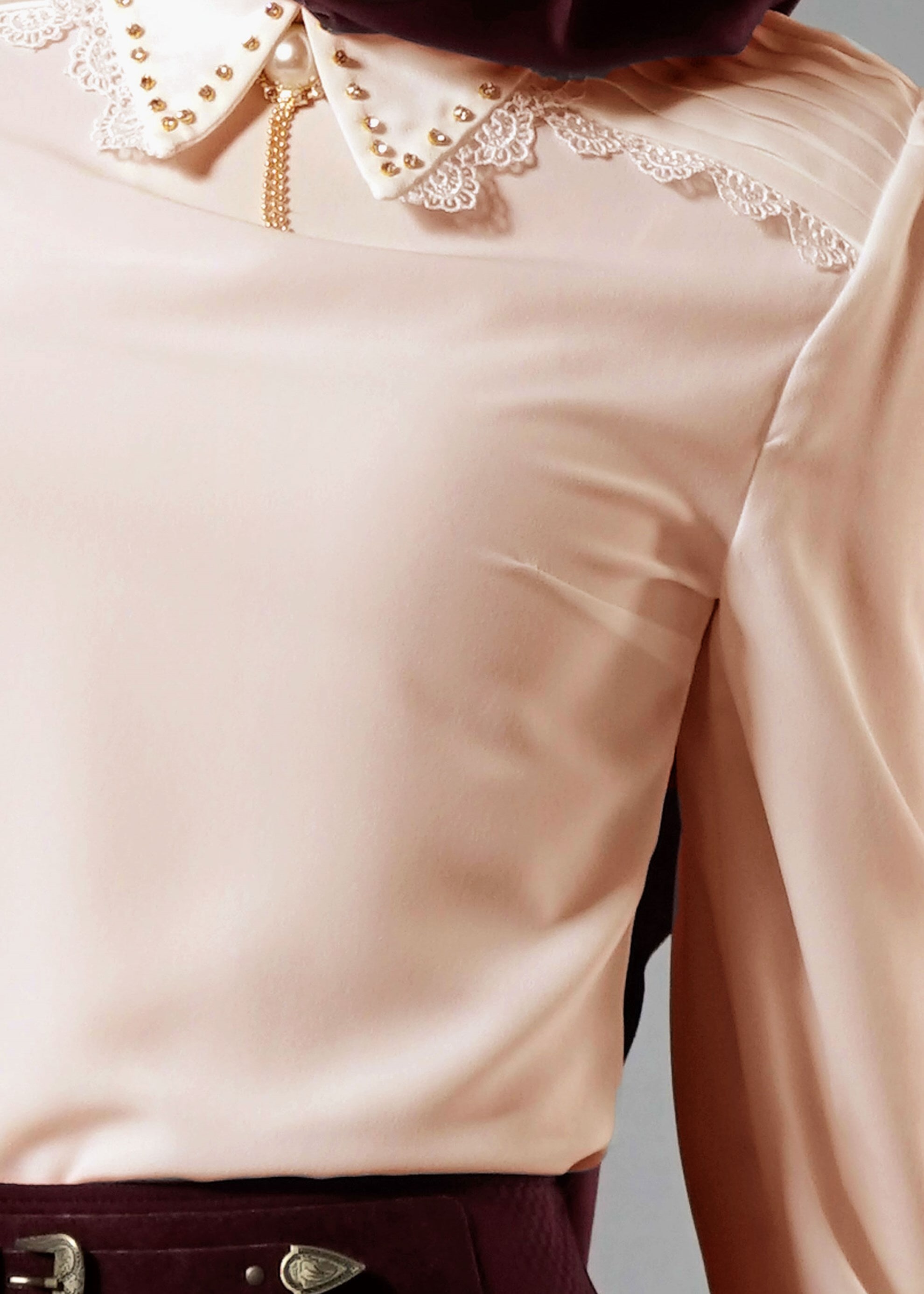 Tesettür giyim PUDRA YAKA VE OMUZ DETAYLI BLUZ 4437