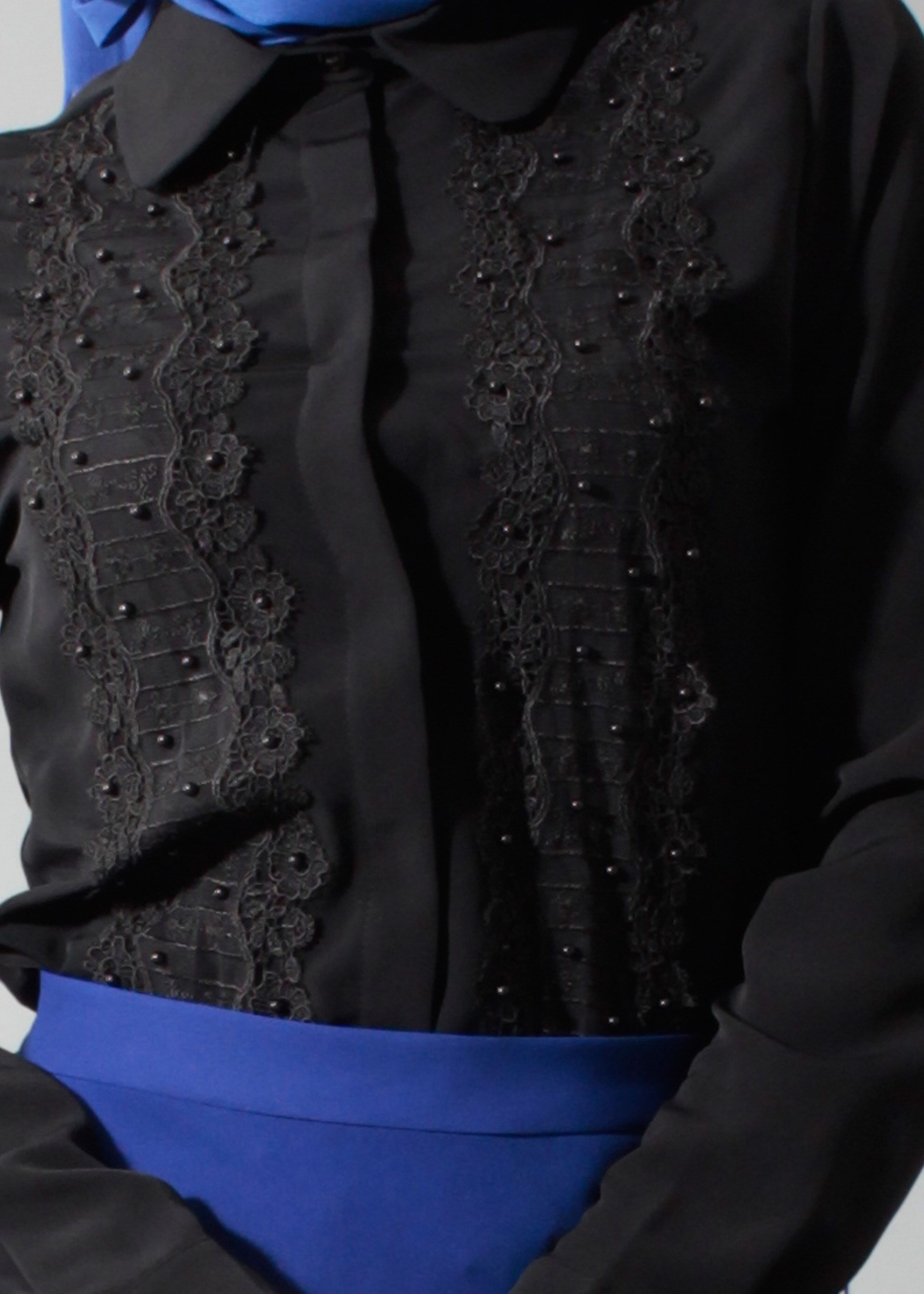 Tesettür giyim SİYAH NAKIŞ İŞLEMELİ İNCİ DETAYLI BLUZ 4438 