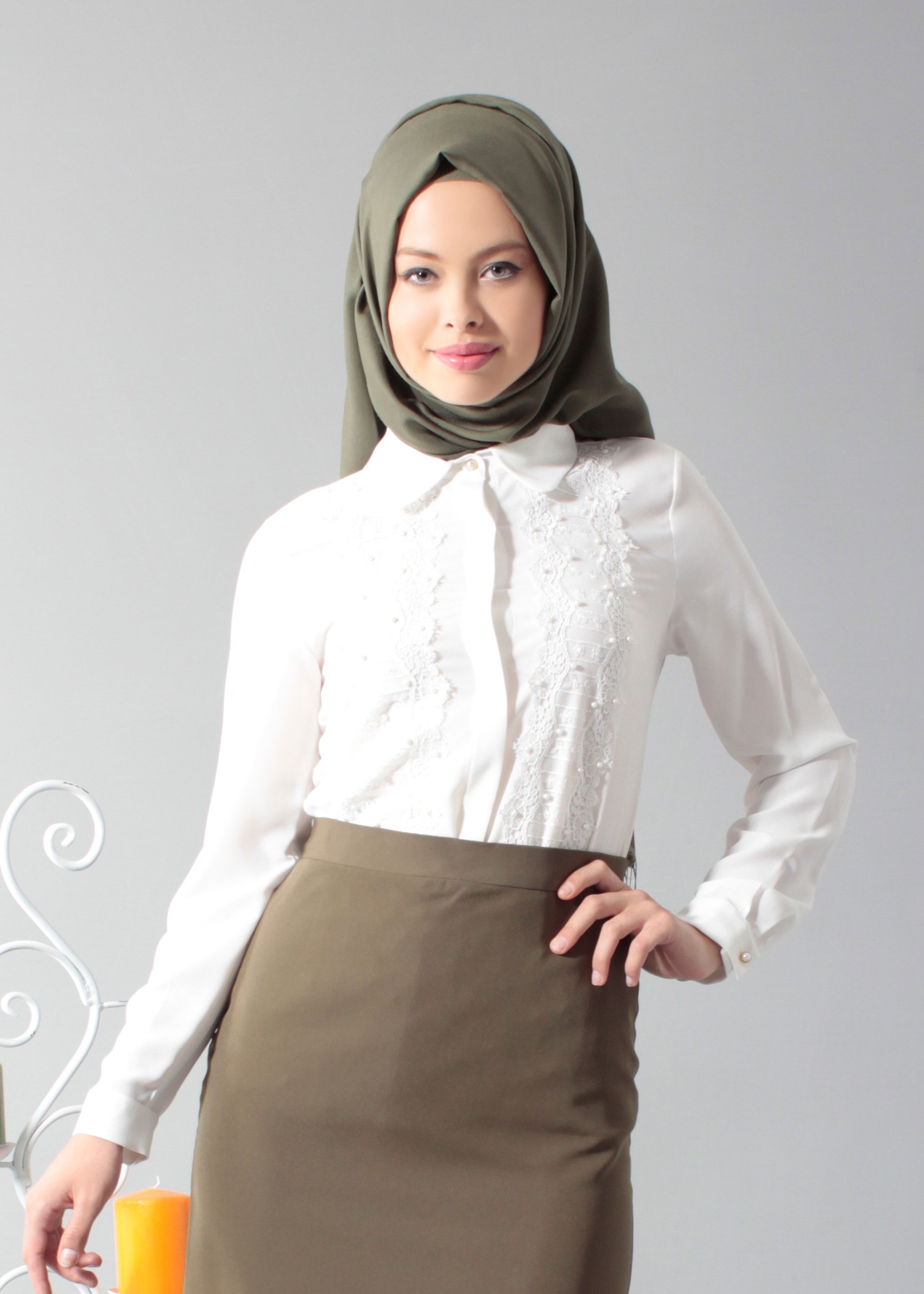 Tesettür giyim BEYAZ NAKIŞ İŞLEMELİ İNCİ DETAYLI BLUZ 4438 