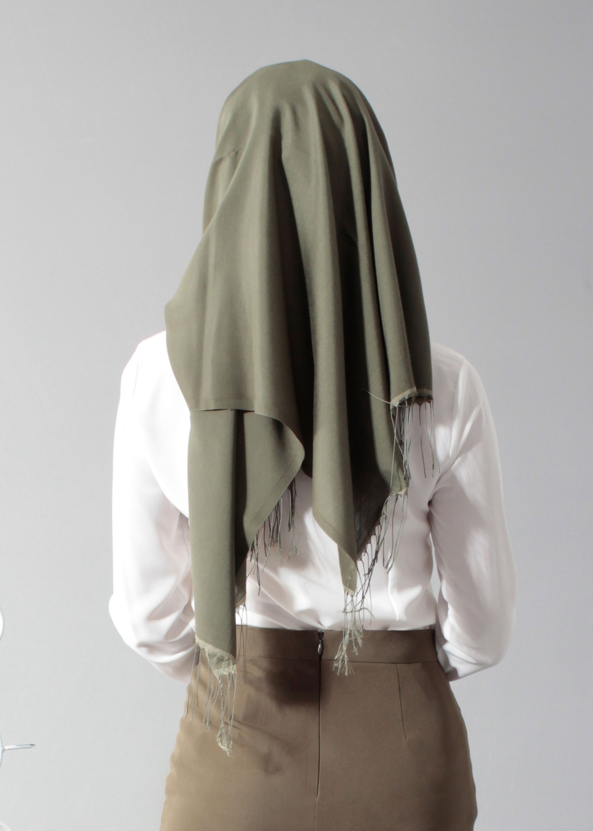 Tesettür giyim BEYAZ NAKIŞ İŞLEMELİ İNCİ DETAYLI BLUZ 4438 