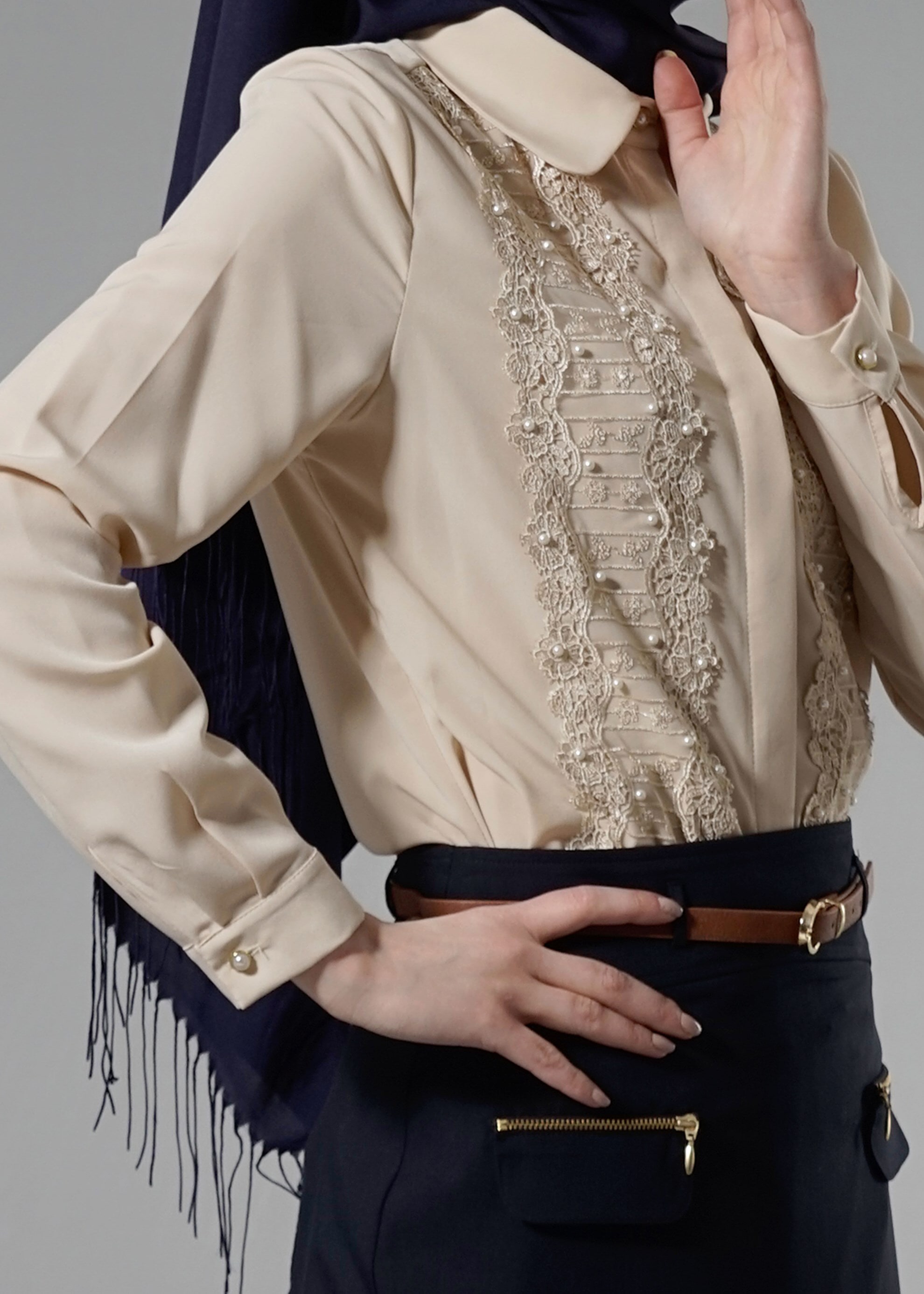 Tesettür giyim BEJ NAKIŞ İŞLEMELİ İNCİ DETAYLI BLUZ 4438 