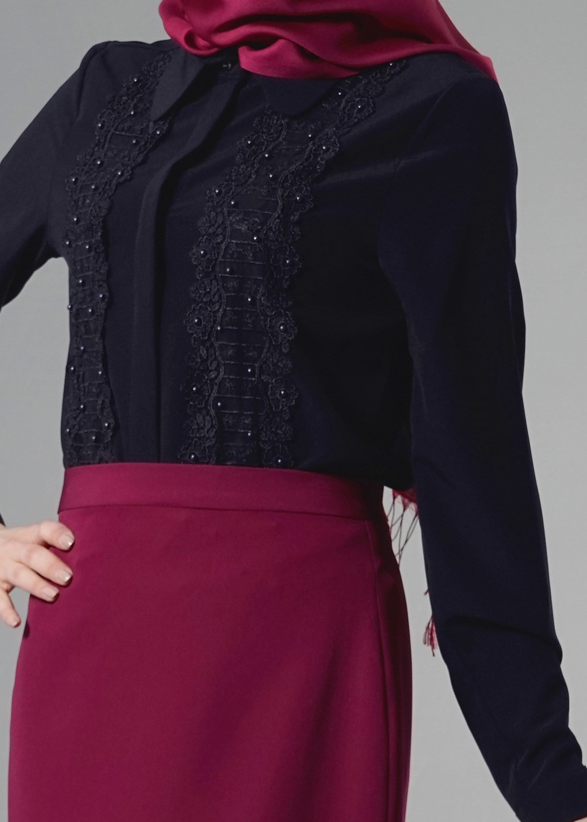 Tesettür giyim LACİVERT NAKIŞ İŞLEMELİ İNCİ DETAYLI BLUZ 4438 