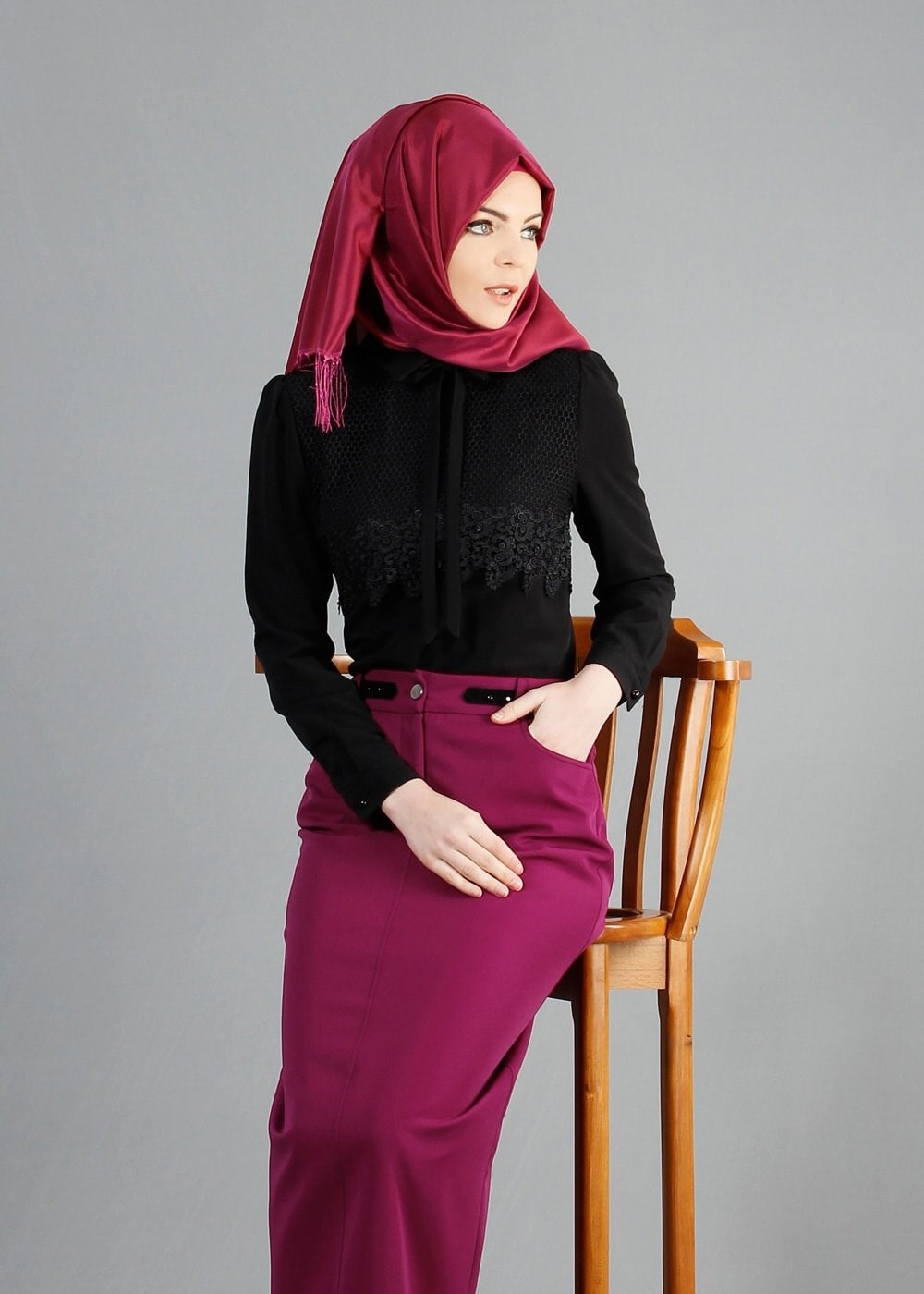 Tesettür giyim SİYAH YAKASI BAĞLAMALI NAKIŞ İŞLEMELİ BLUZ 4439