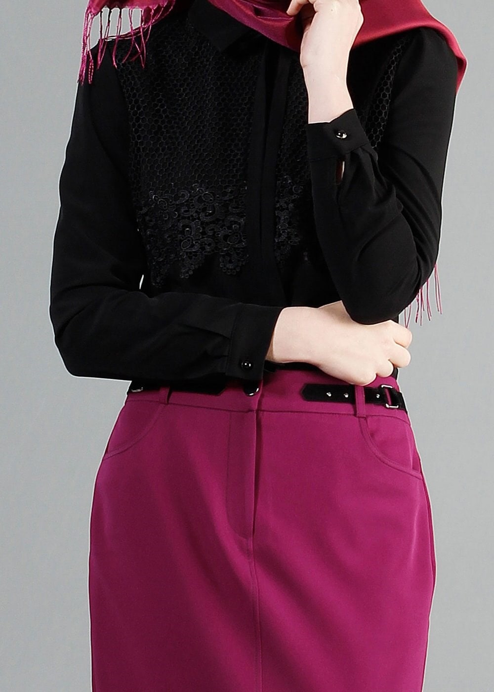 Tesettür giyim SİYAH YAKASI BAĞLAMALI NAKIŞ İŞLEMELİ BLUZ 4439