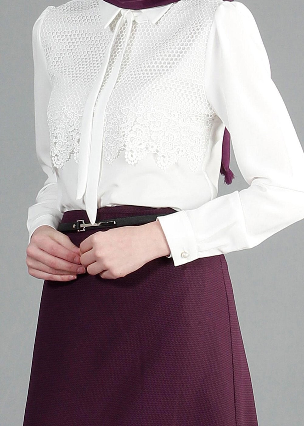 Tesettür giyim BEYAZ YAKASI BAĞLAMALI NAKIŞ İŞLEMELİ BLUZ 4439