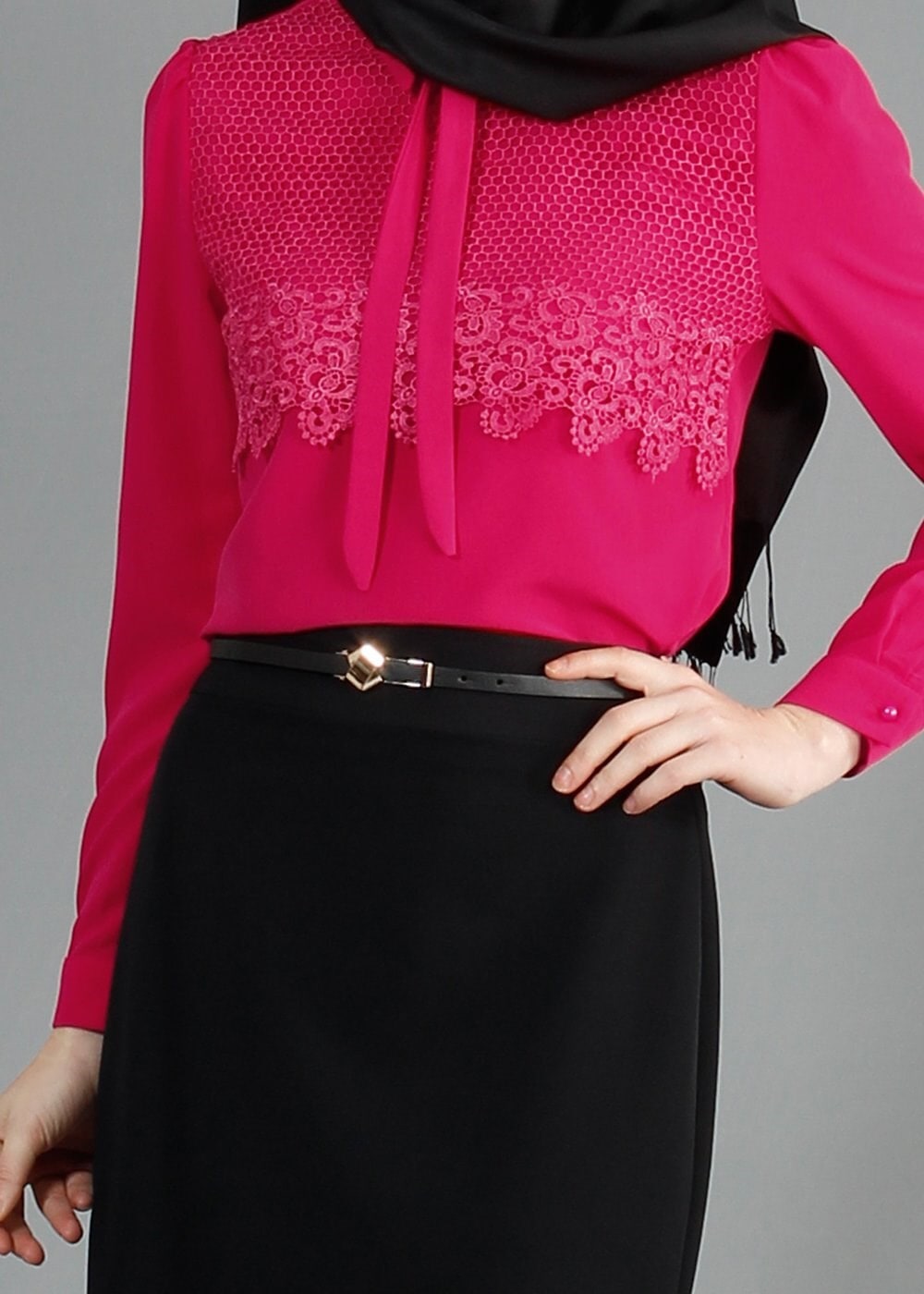 Tesettür giyim FUŞYA YAKASI BAĞLAMALI NAKIŞ İŞLEMELİ BLUZ 4439