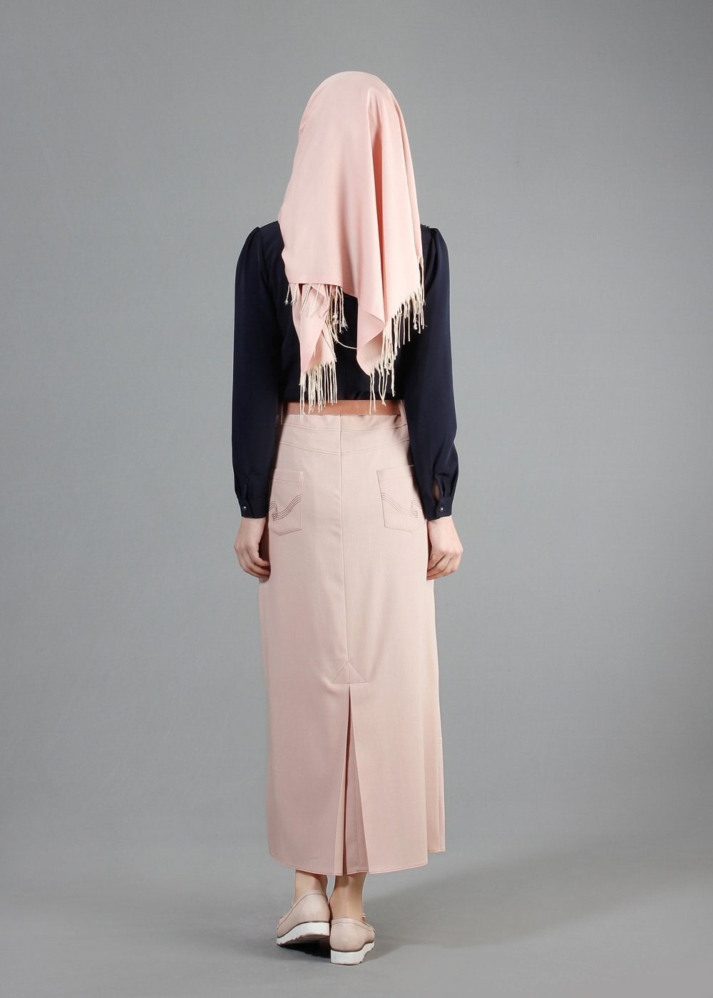 Tesettür giyim LACİVERT YAKASI BAĞLAMALI NAKIŞ İŞLEMELİ BLUZ 4439