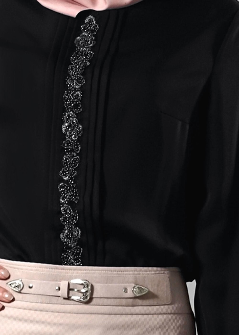 Tesettür giyim SİYAH NAKIŞ DETAYLI MANŞETLERİ DÜĞMELİ BLUZ 4476