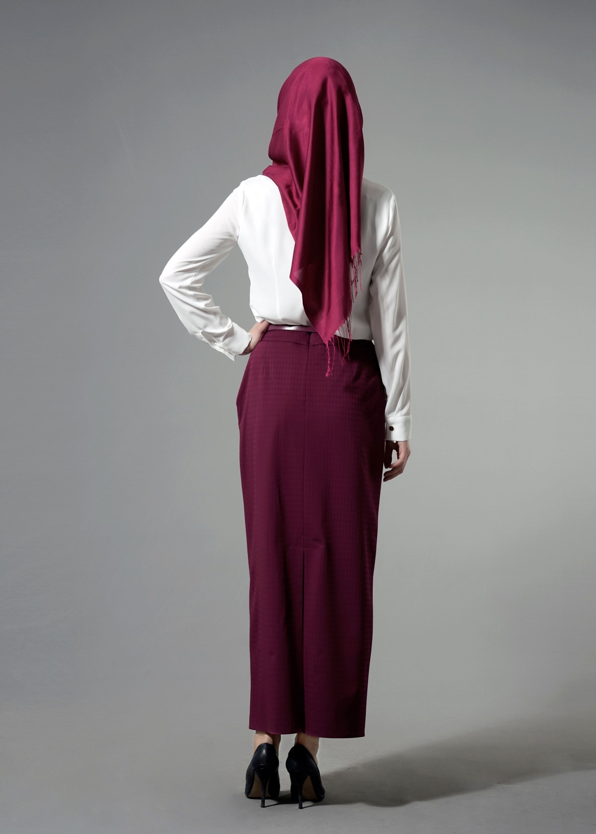 Tesettür giyim BEYAZ NAKIŞ DETAYLI MANŞETLERİ DÜĞMELİ BLUZ 4476