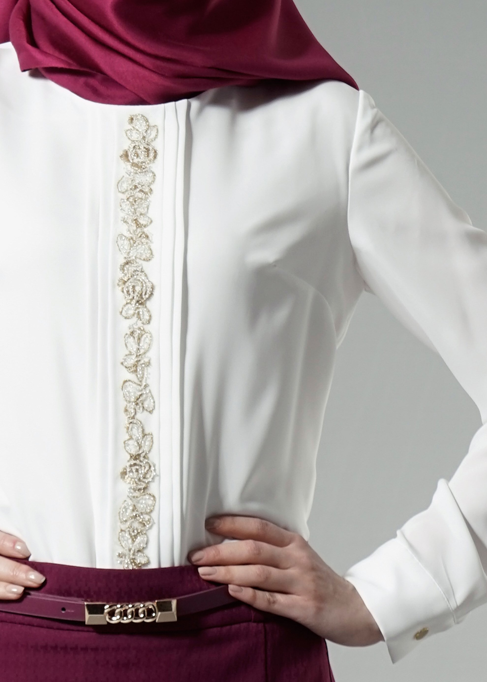 Tesettür giyim BEYAZ NAKIŞ DETAYLI MANŞETLERİ DÜĞMELİ BLUZ 4476