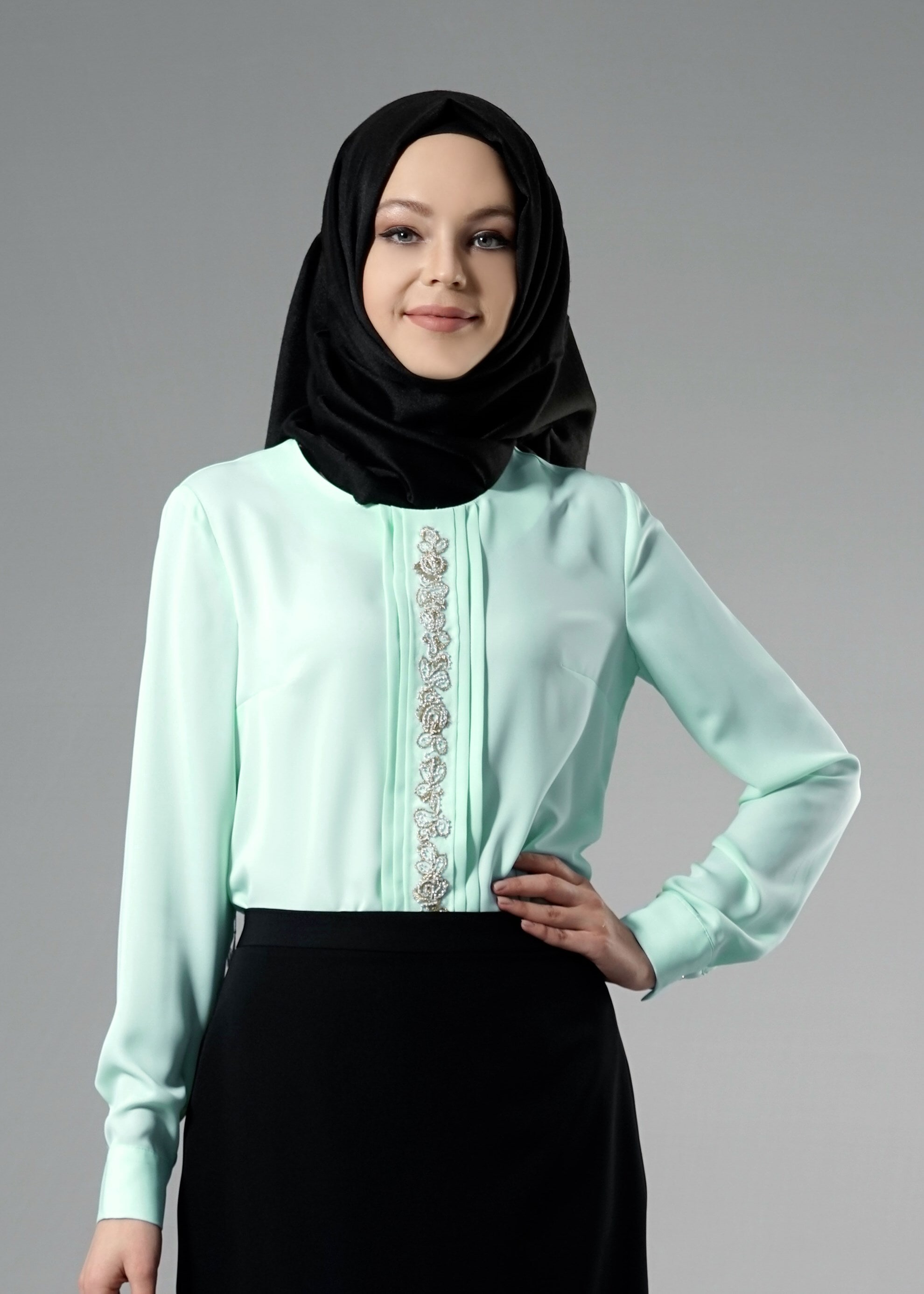 Tesettür giyim YEŞİL NAKIŞ DETAYLI MANŞETLERİ DÜĞMELİ BLUZ 4476