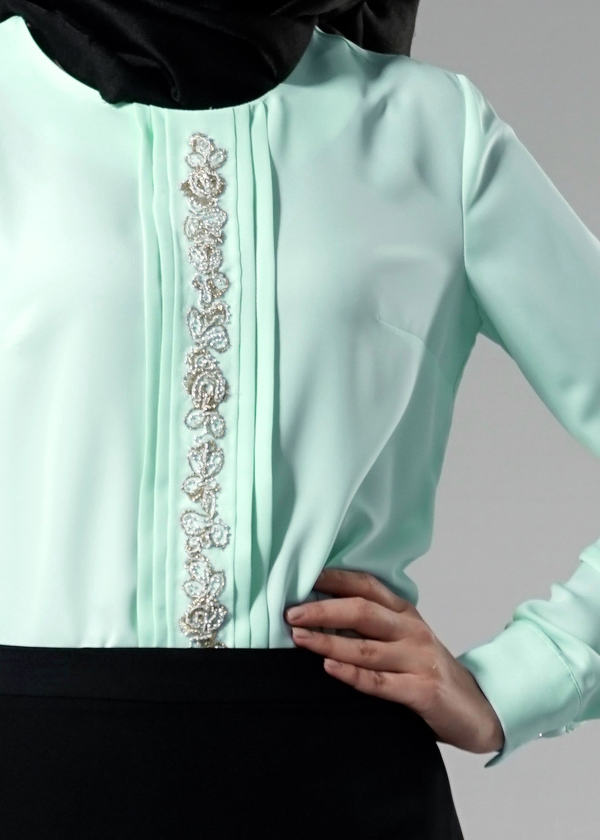 Tesettür giyim YEŞİL NAKIŞ DETAYLI MANŞETLERİ DÜĞMELİ BLUZ 4476