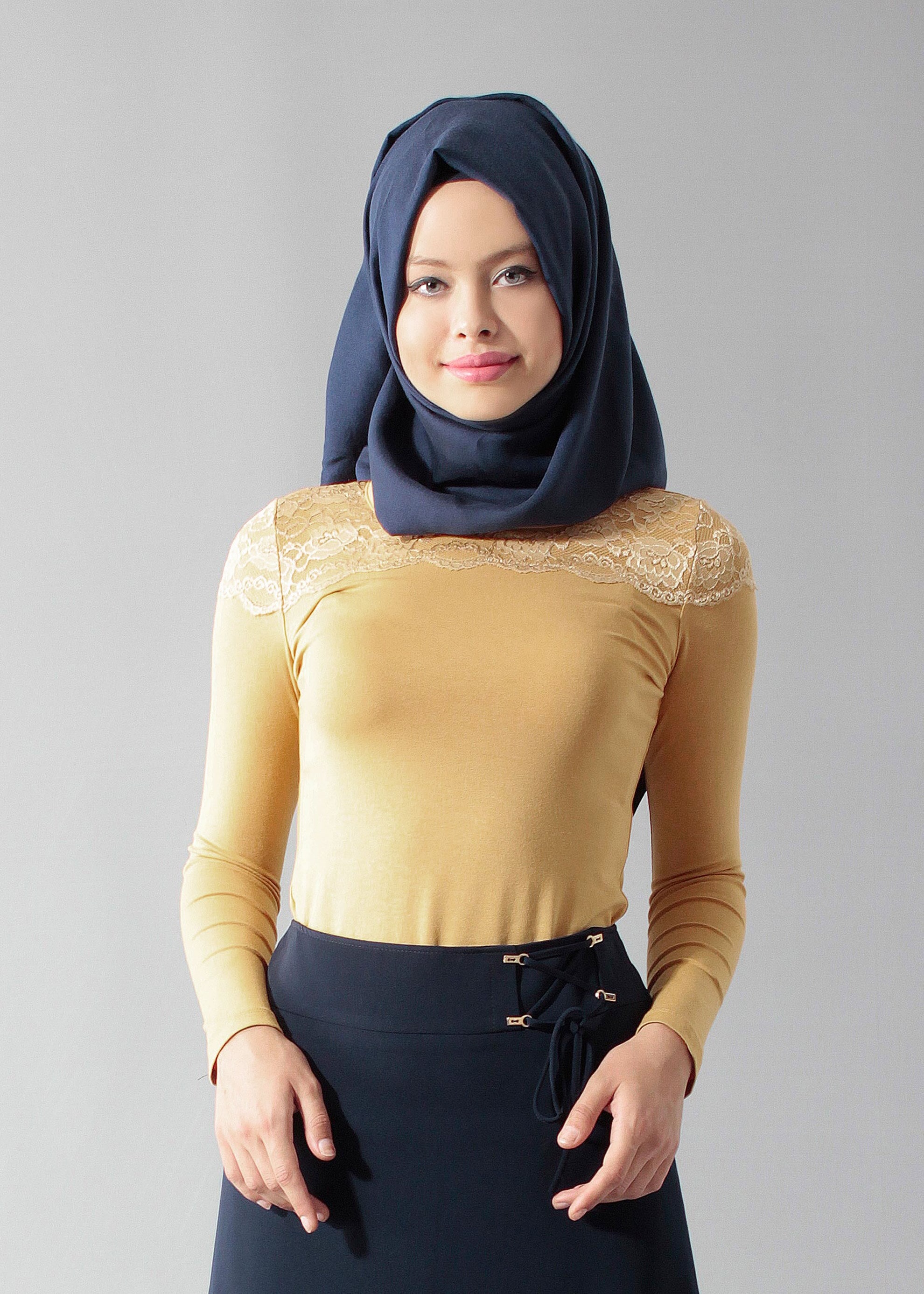 Tesettür giyim SARI NAKIŞ DETAYLI BLUZ 4562