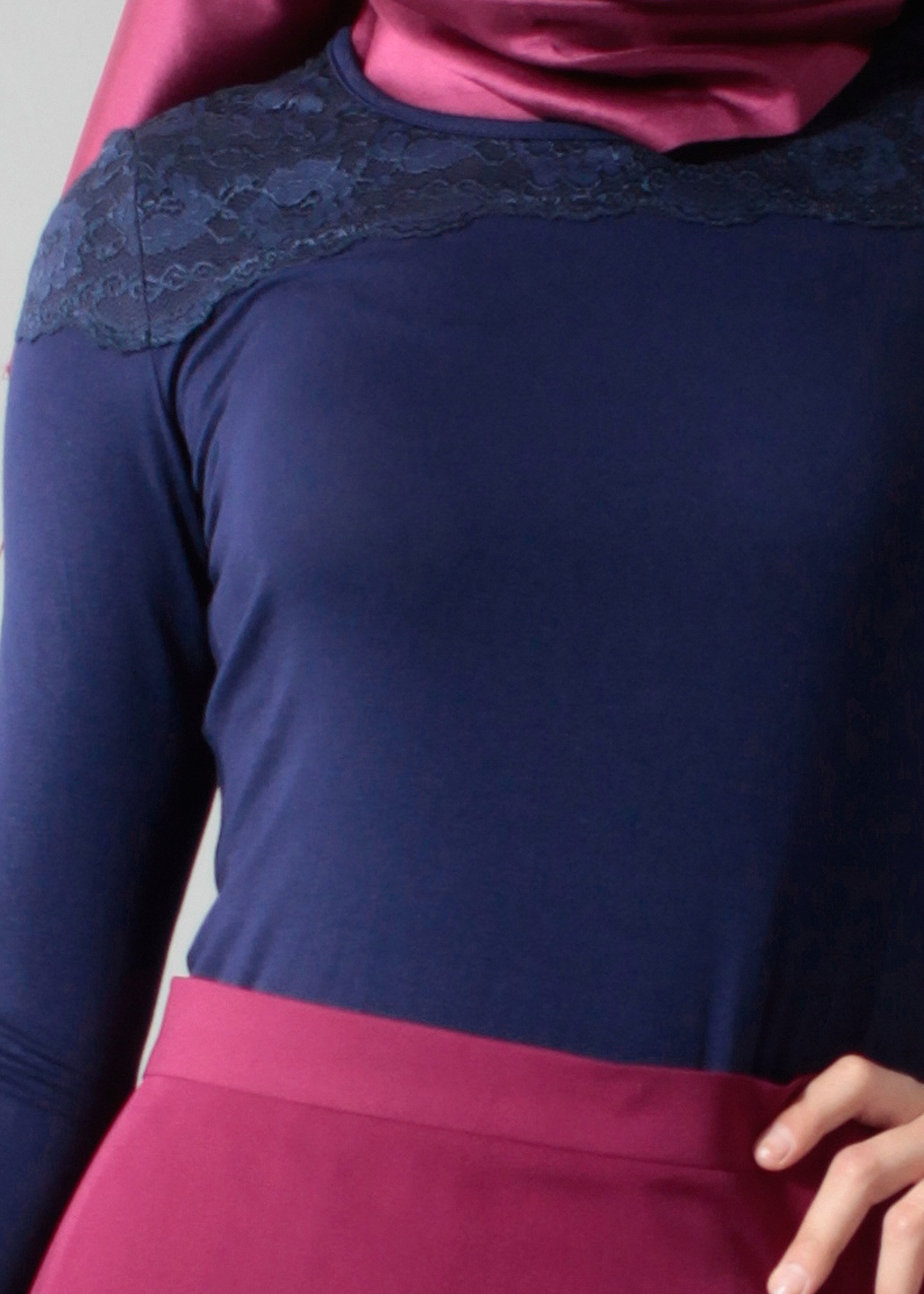 Tesettür giyim LACİVERT NAKIŞ DETAYLI BLUZ 4562