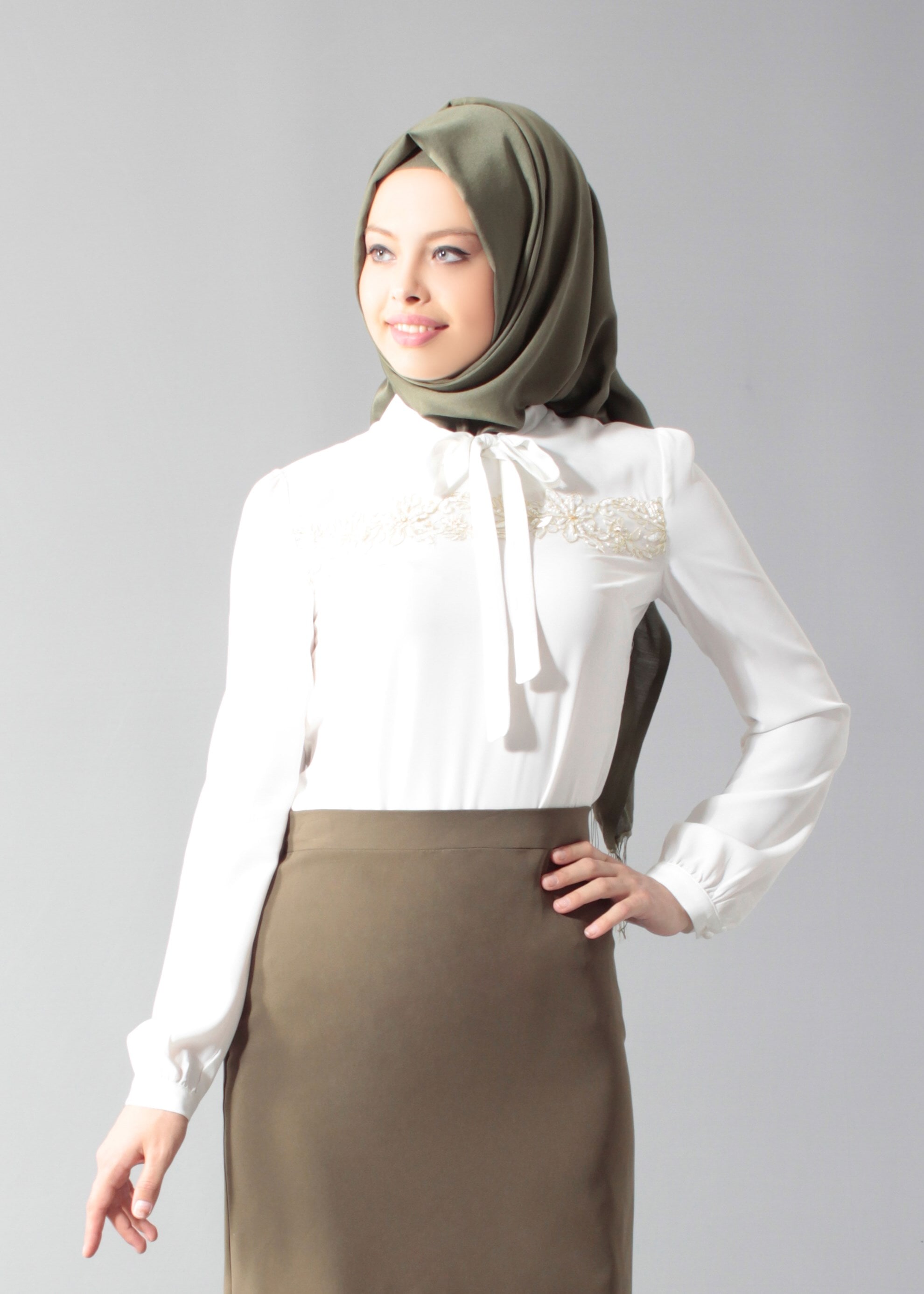 Tesettür giyim BEYAZ YAKASI BAĞLAMA DETAYLI NAKIŞLI BLUZ 4588 