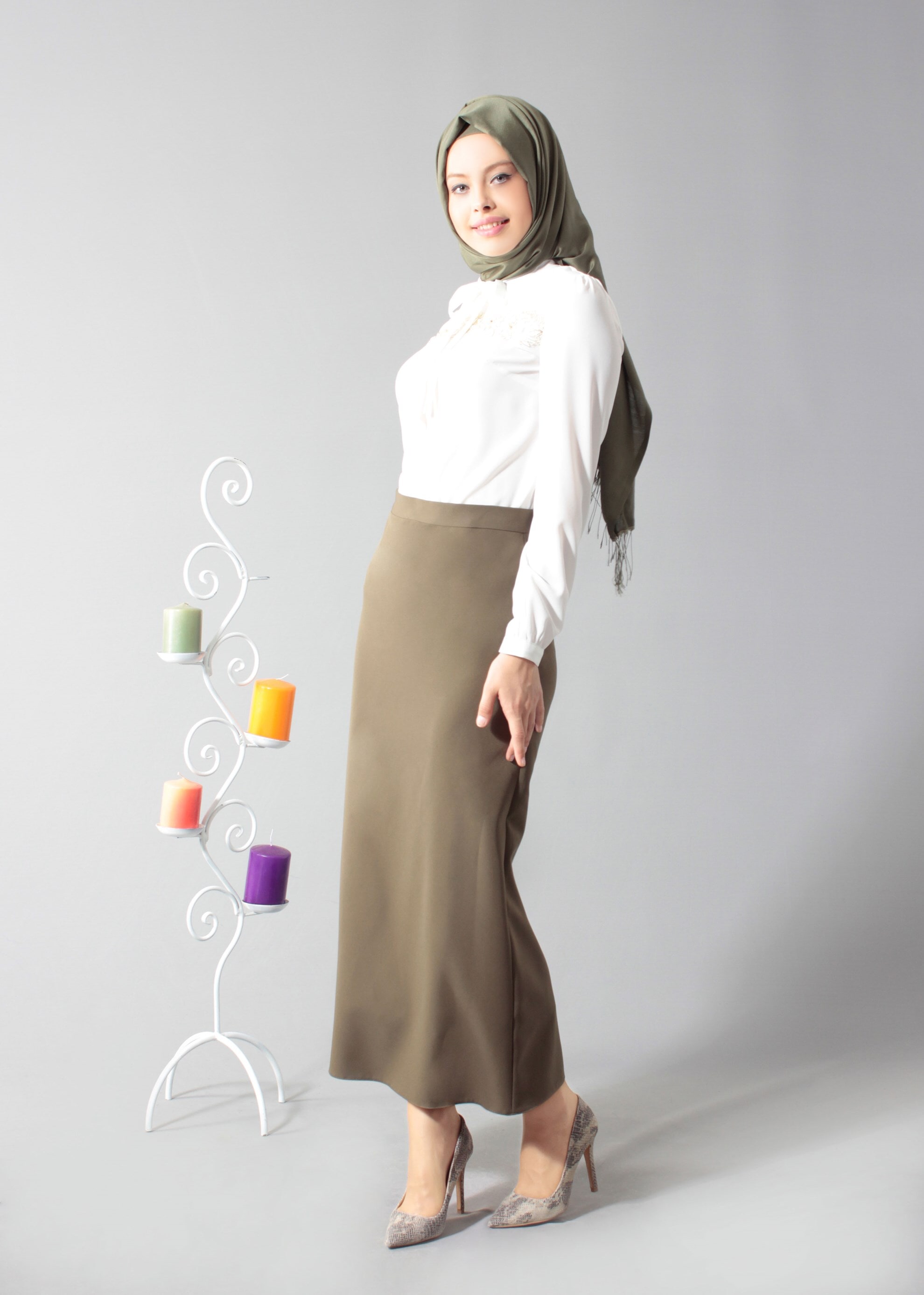 Tesettür giyim BEYAZ YAKASI BAĞLAMA DETAYLI NAKIŞLI BLUZ 4588 