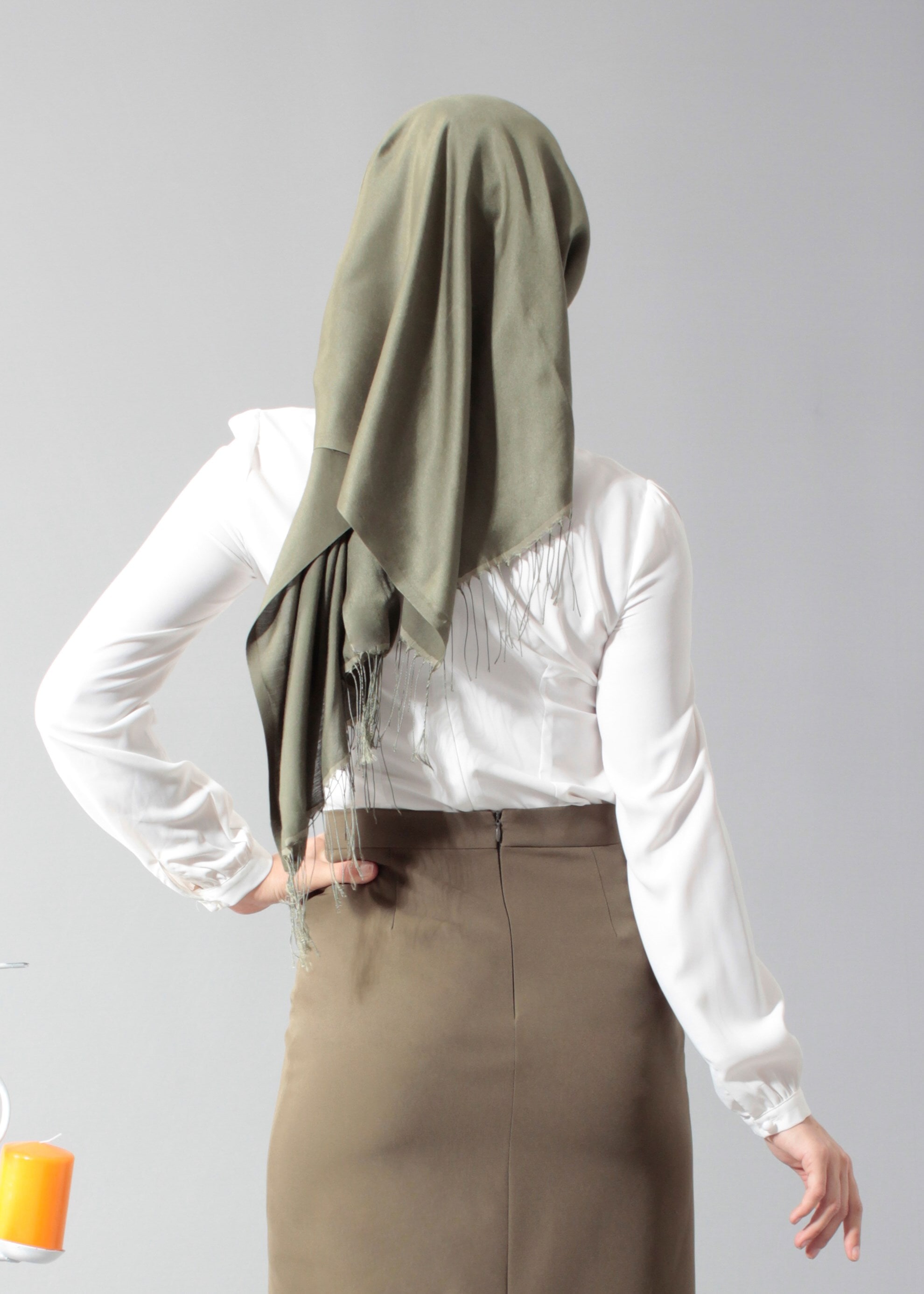 Tesettür giyim BEYAZ YAKASI BAĞLAMA DETAYLI NAKIŞLI BLUZ 4588 