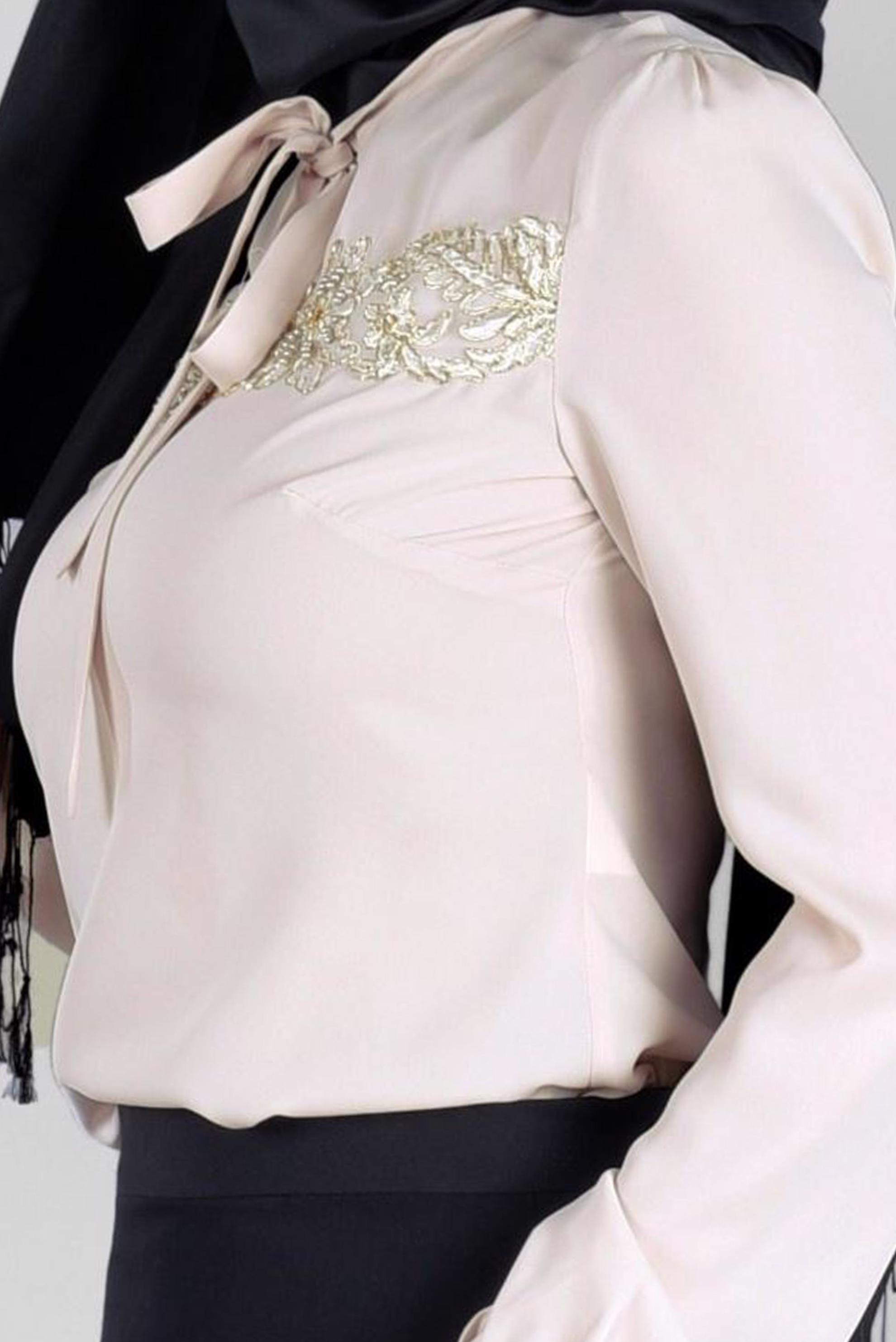 Tesettür giyim BEJ YAKASI BAĞLAMA DETAYLI NAKIŞLI BLUZ 4588 