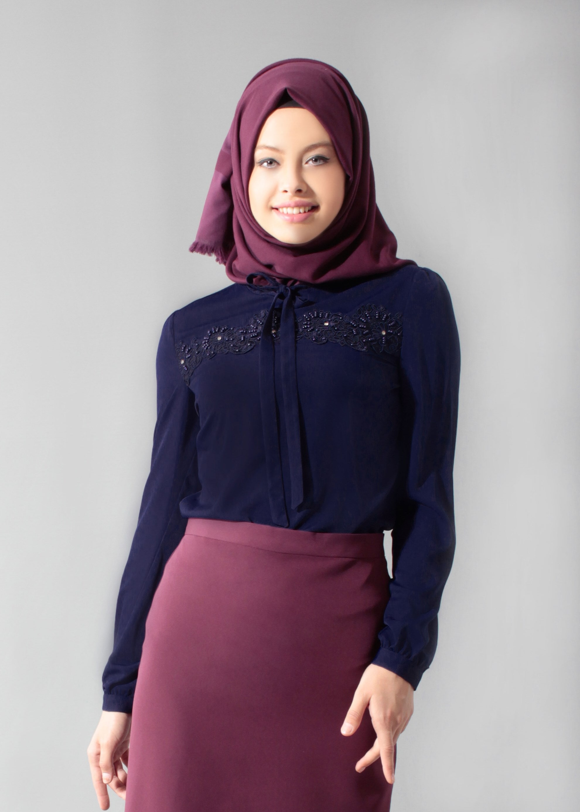 Tesettür giyim LACİVERT YAKASI BAĞLAMA DETAYLI NAKIŞLI BLUZ 4588 