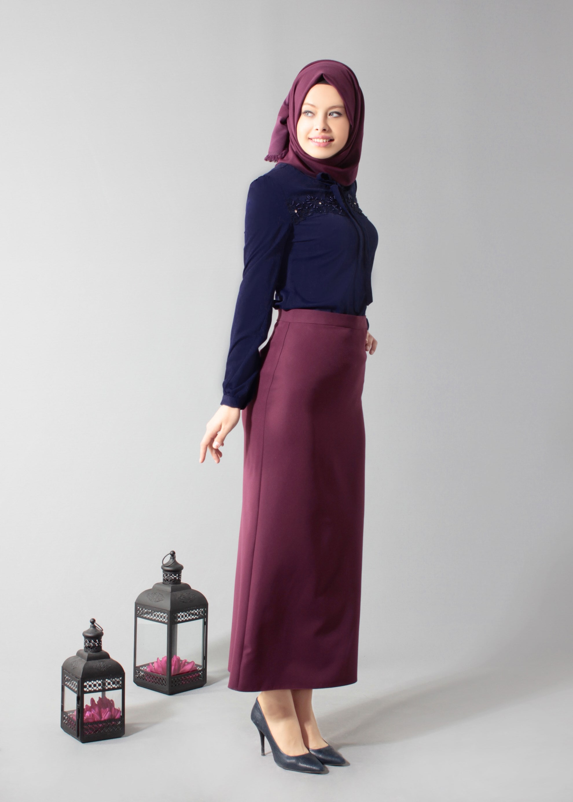 Tesettür giyim LACİVERT YAKASI BAĞLAMA DETAYLI NAKIŞLI BLUZ 4588 