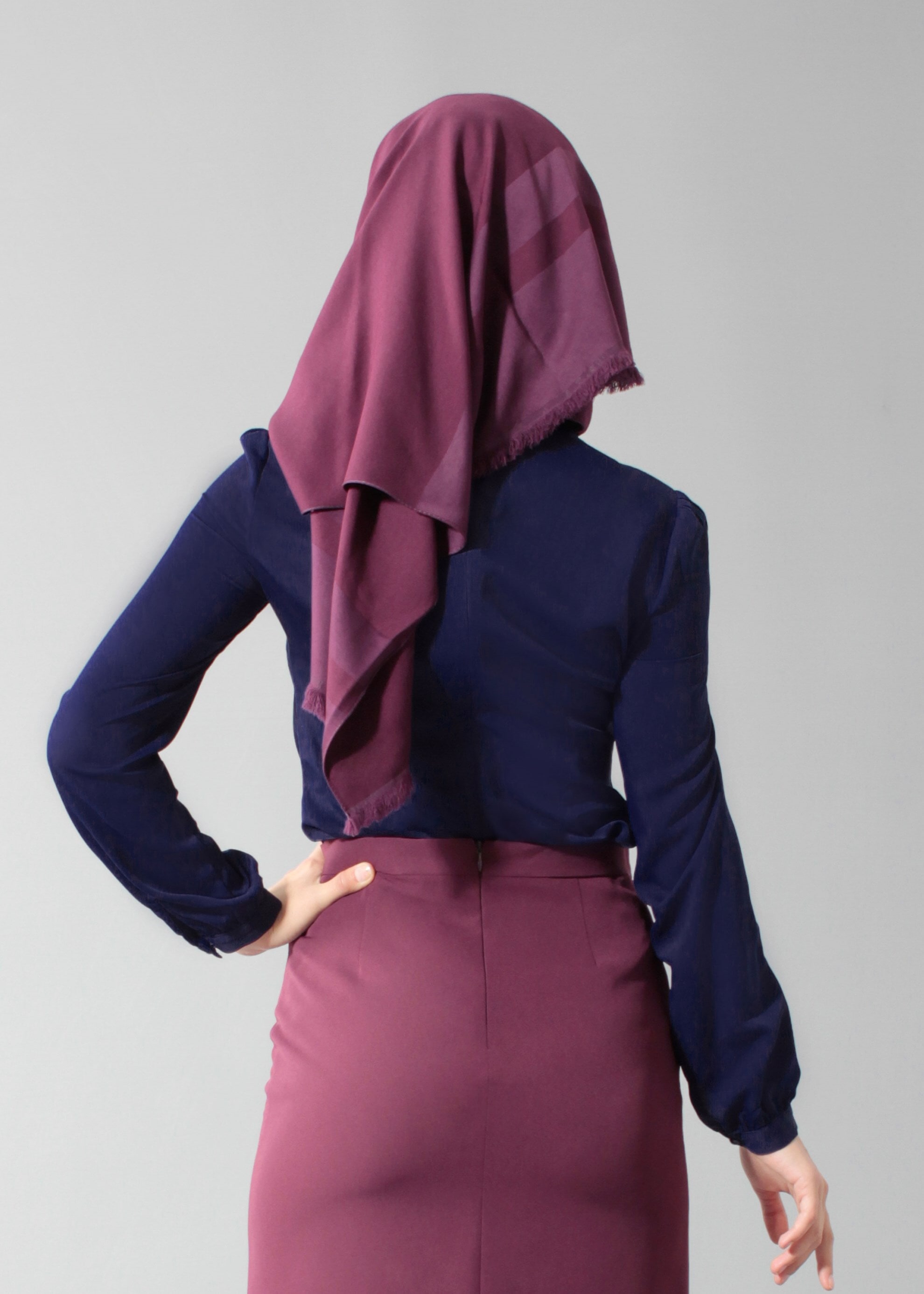 Tesettür giyim LACİVERT YAKASI BAĞLAMA DETAYLI NAKIŞLI BLUZ 4588 