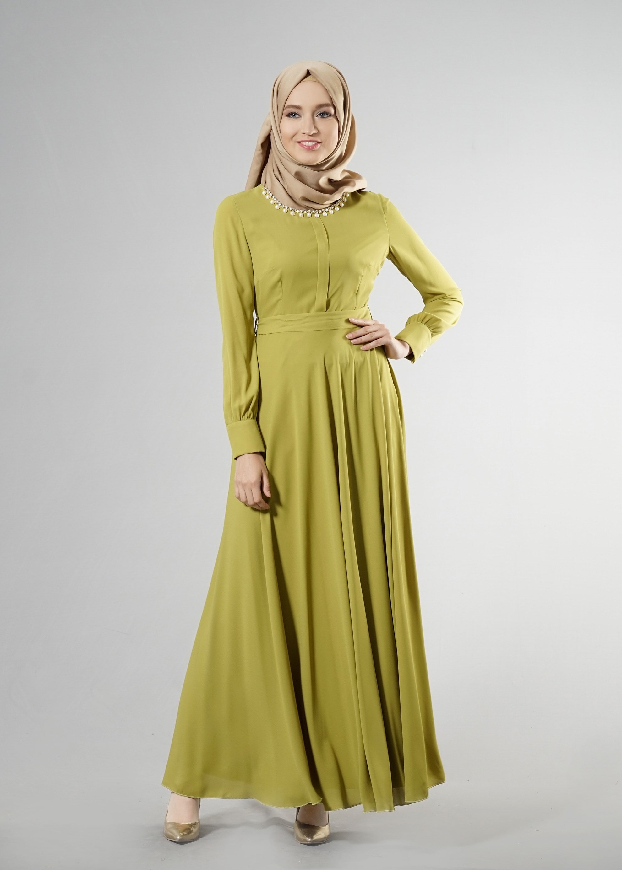 Tesettür giyim YEŞİL YAKA VE SIRT DETAYI İNCİLİ KUŞAKLI ELBİSE 4520