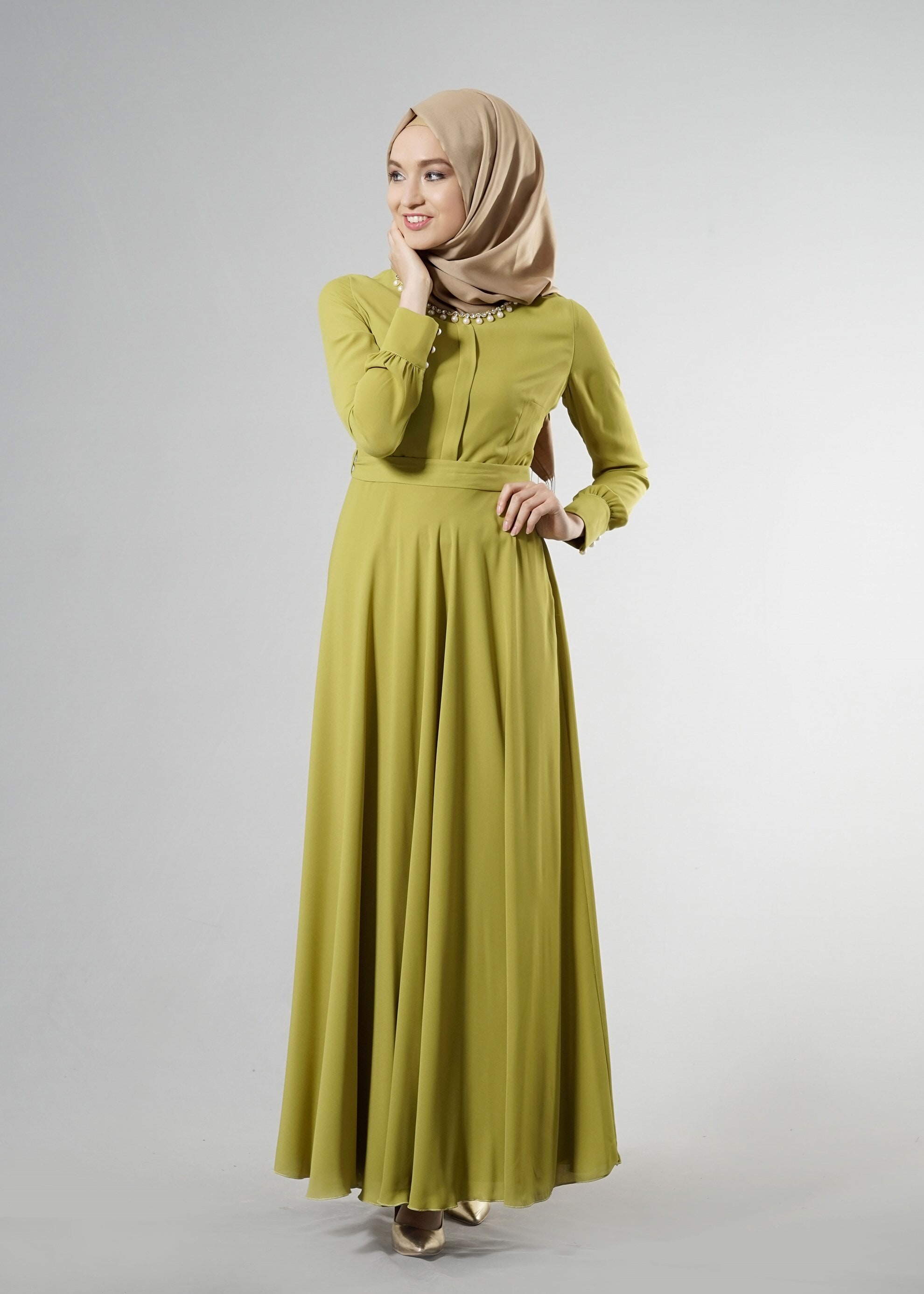 Tesettür giyim YEŞİL YAKA VE SIRT DETAYI İNCİLİ KUŞAKLI ELBİSE 4520